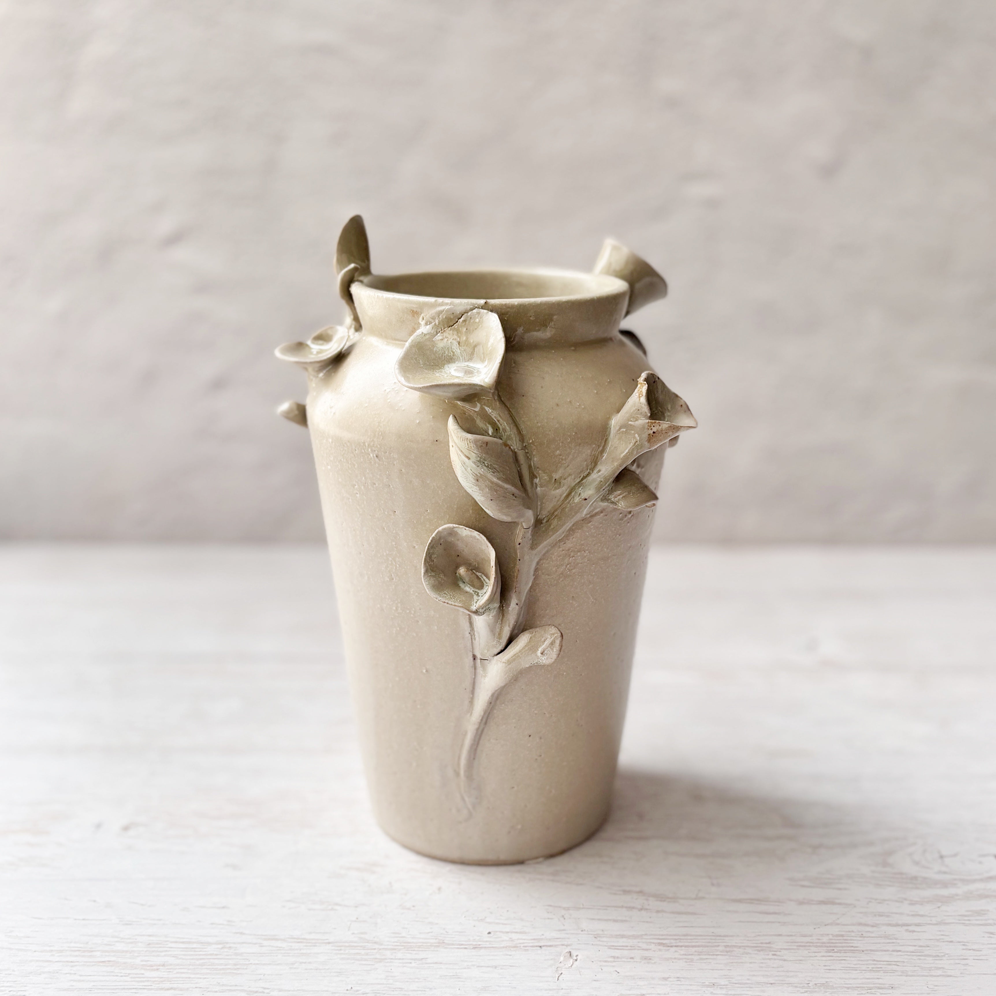 Jarrón blanco  con flores Lirios