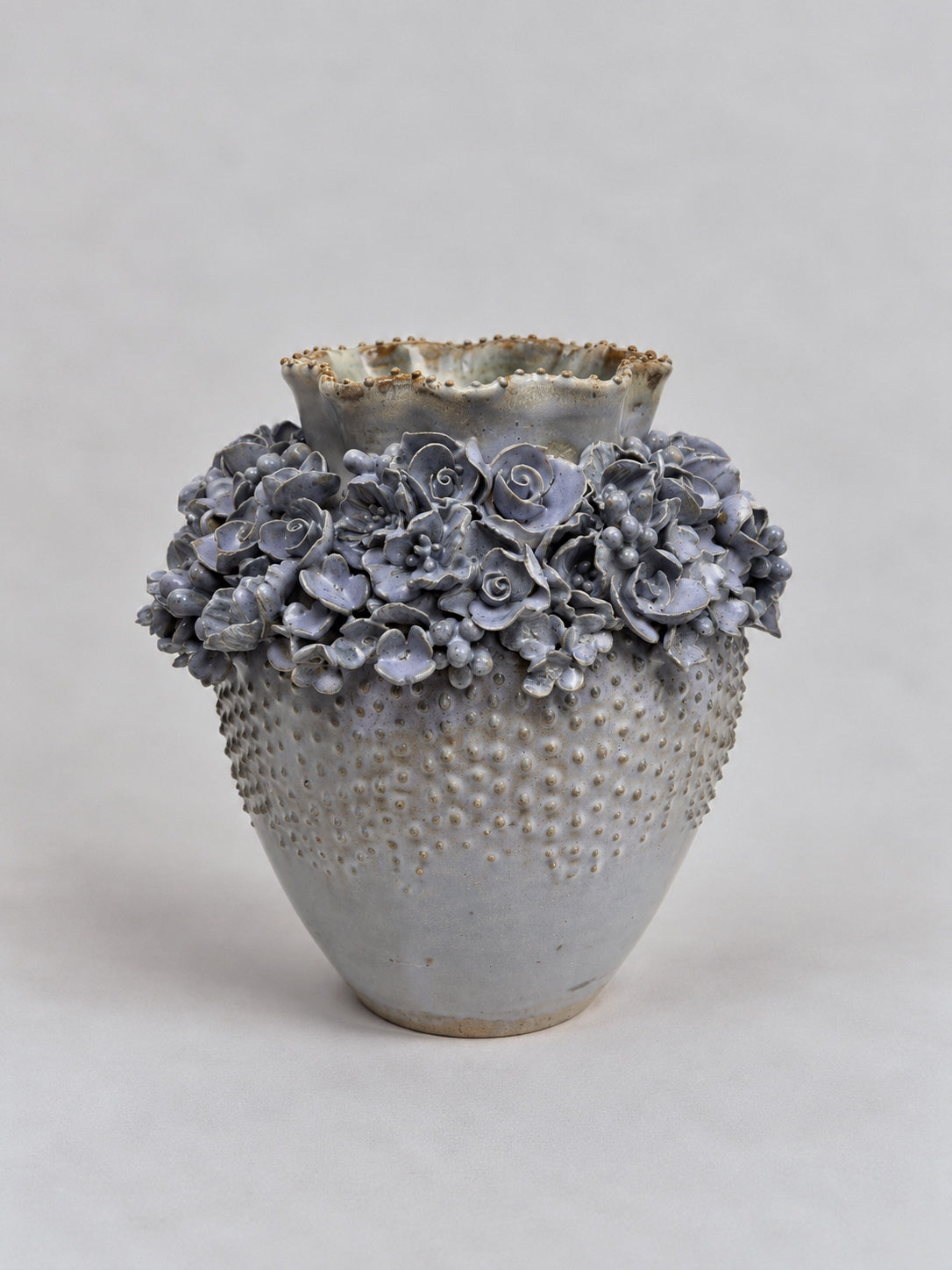 Jarrón escultórico de flores lavanda