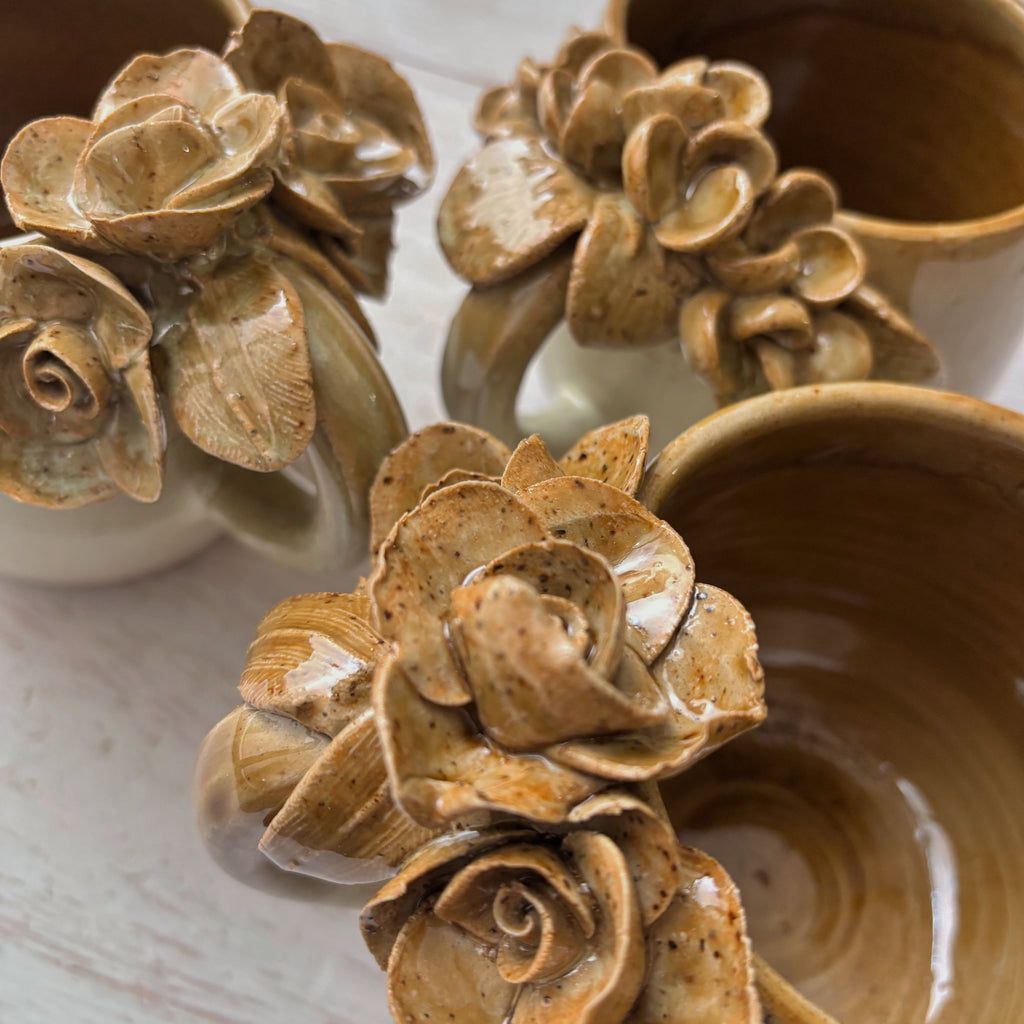 Taza de Cerámica Artesanal de 350ml con Asa Decorada con hortensias verdes. - Hecha a Mano