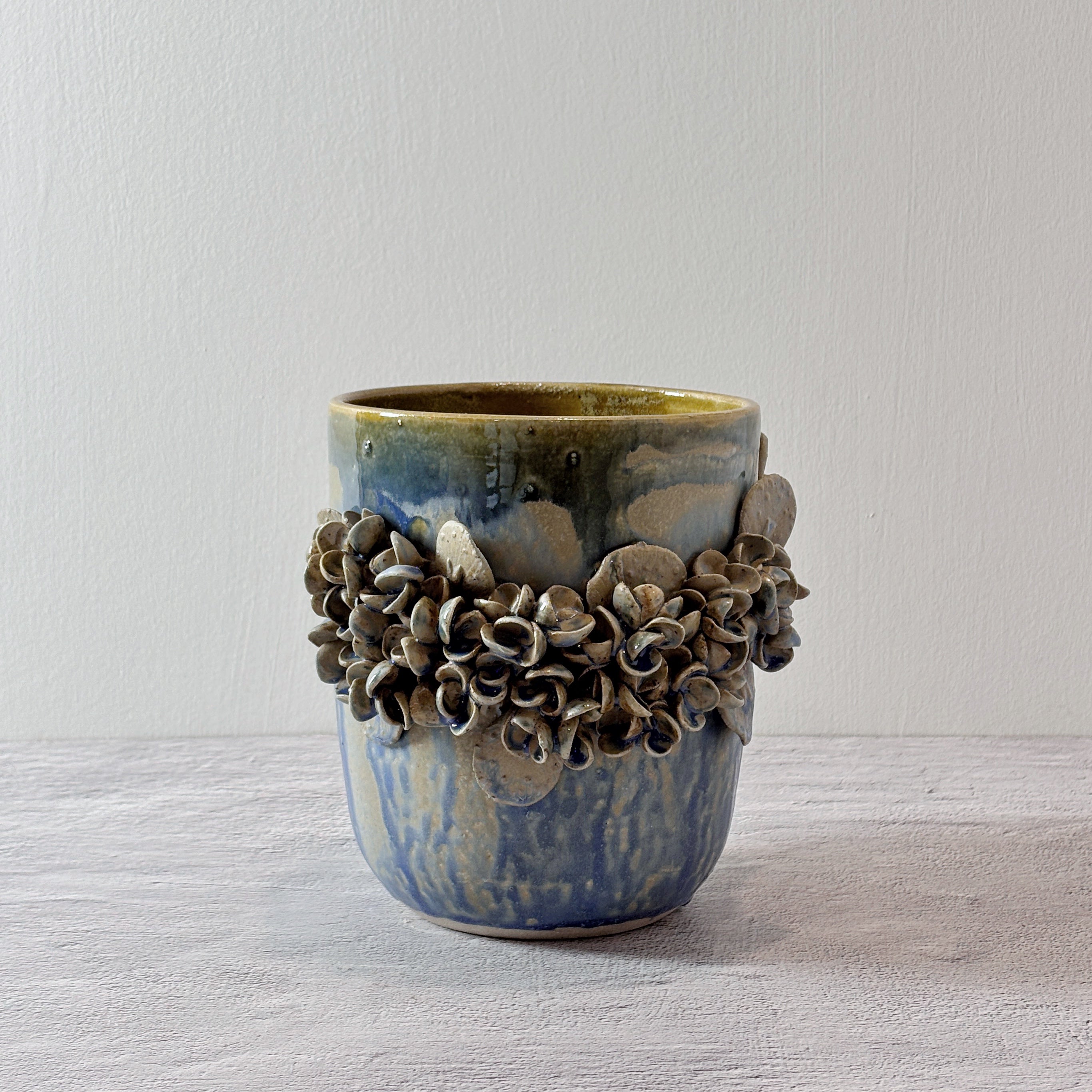 Jarrón de cerámica flores en azul - doble frente