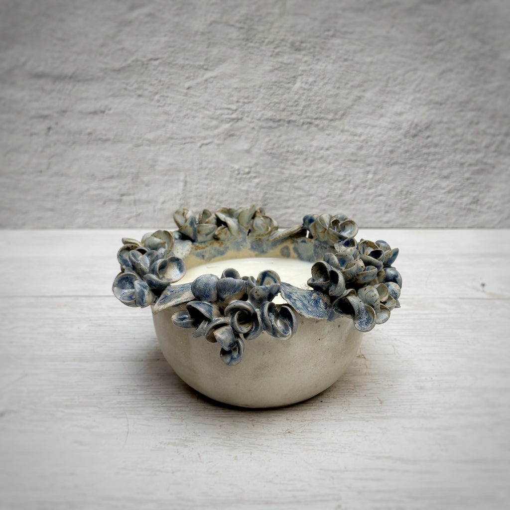 Vela aromática en bowl de Cerámica -Hortensias azul - doble mecha (grande)
