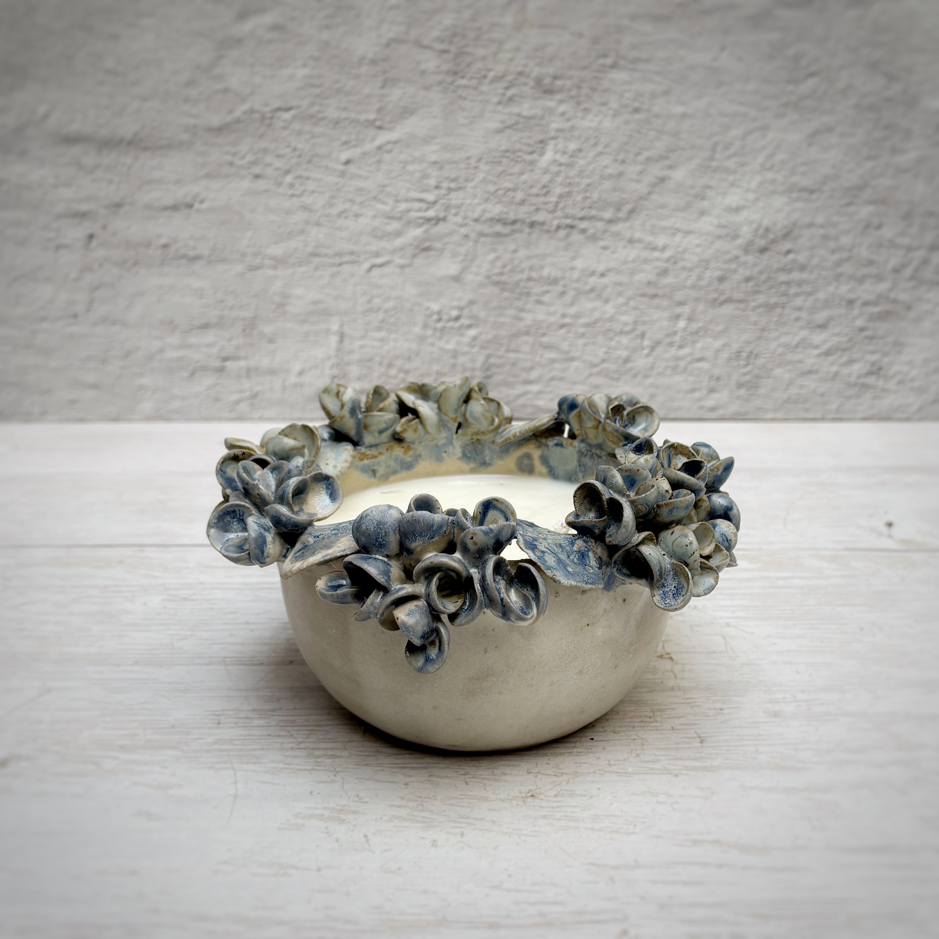 Vela aromática en bowl de Cerámica -Hortensias azul - doble mecha (grande)