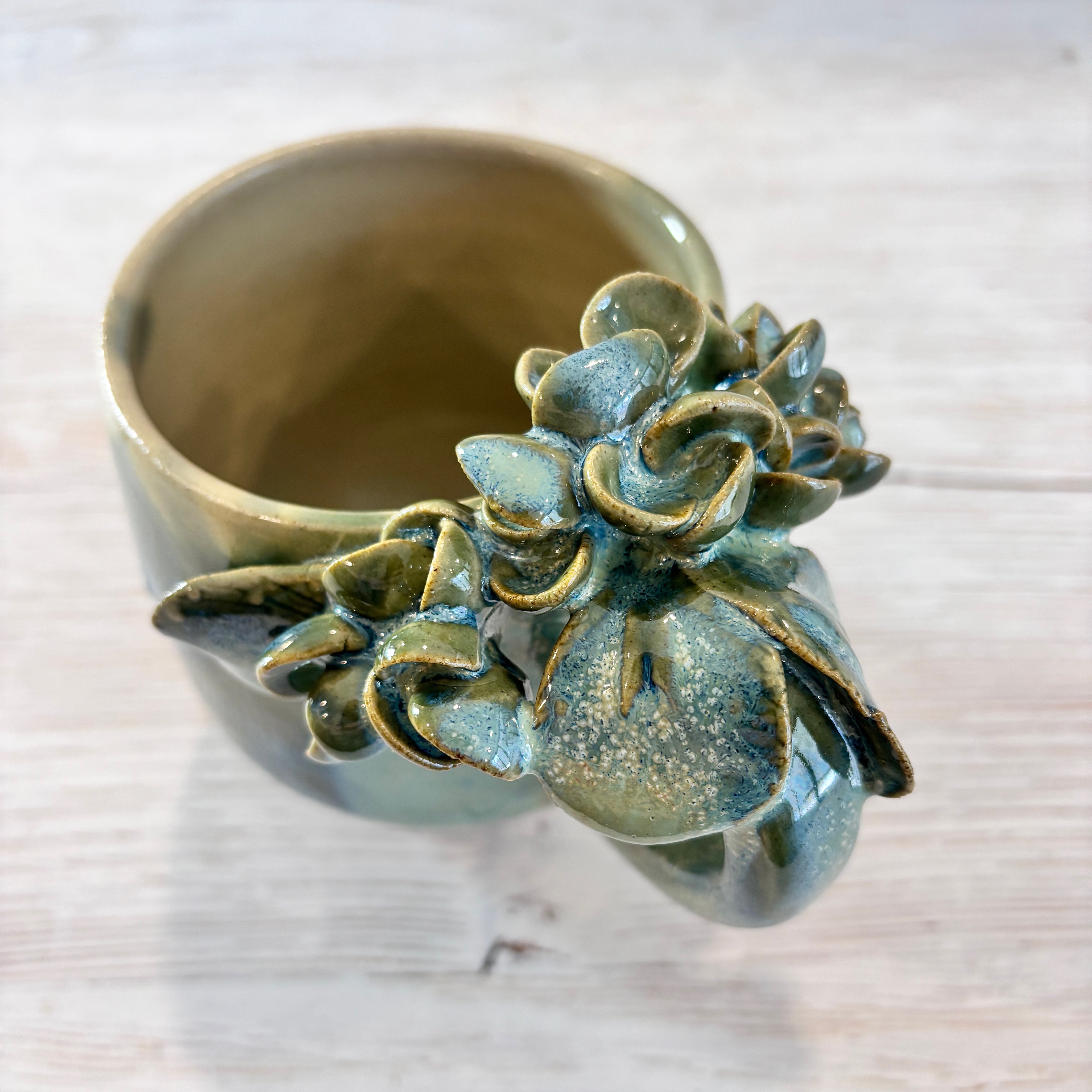 Taza de cerámica artesanal