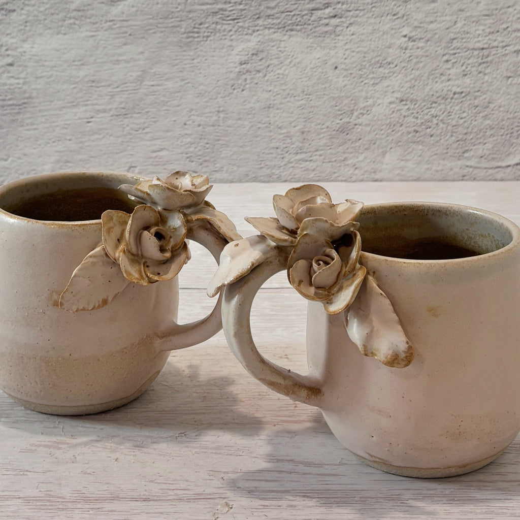 Taza de Cerámica Artesanal - Asa Decorada rosas. - Hecha a Mano