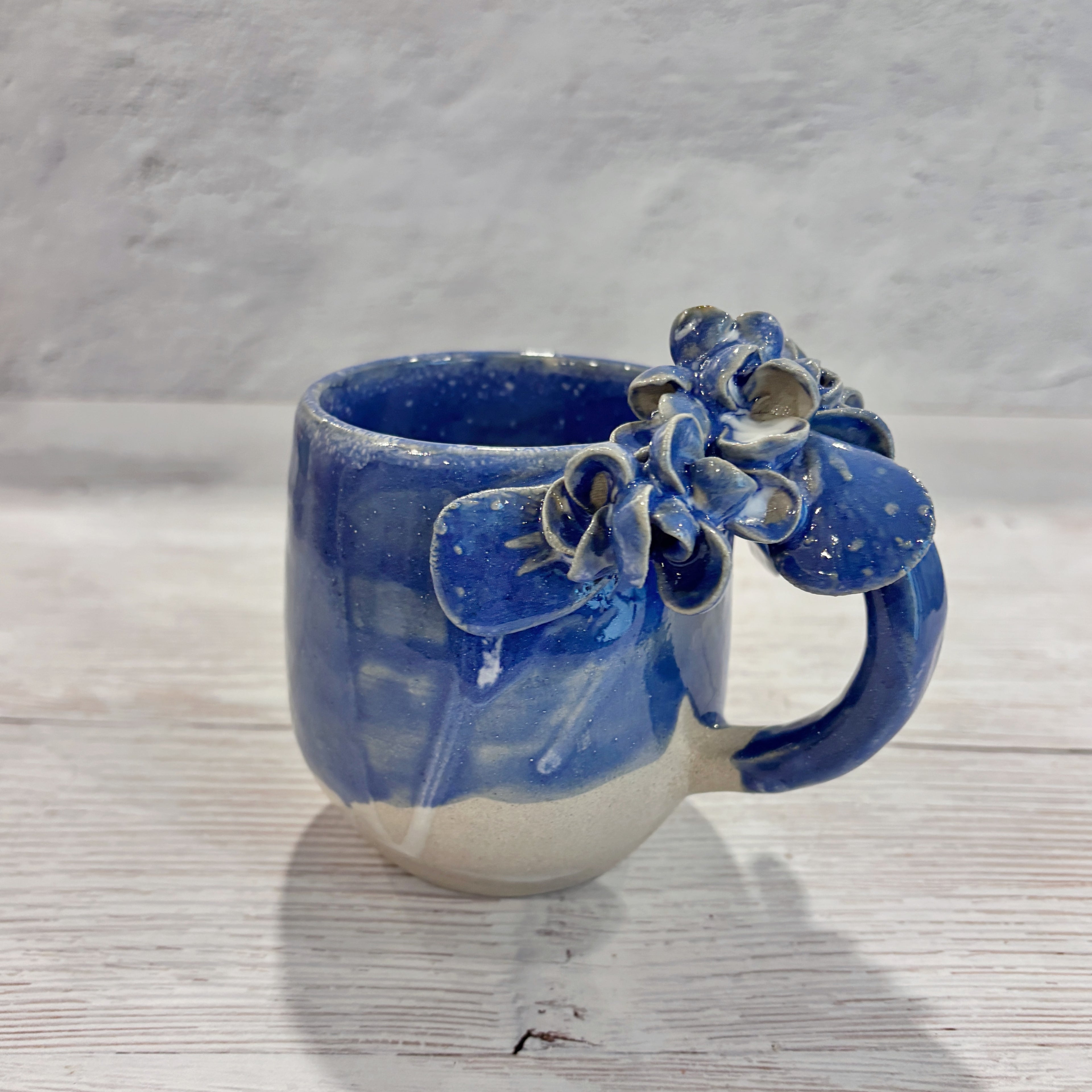 Taza de Cerámica Artesanal de 350ml con Asa Decorada con hortensias azules. - Hecha a Mano