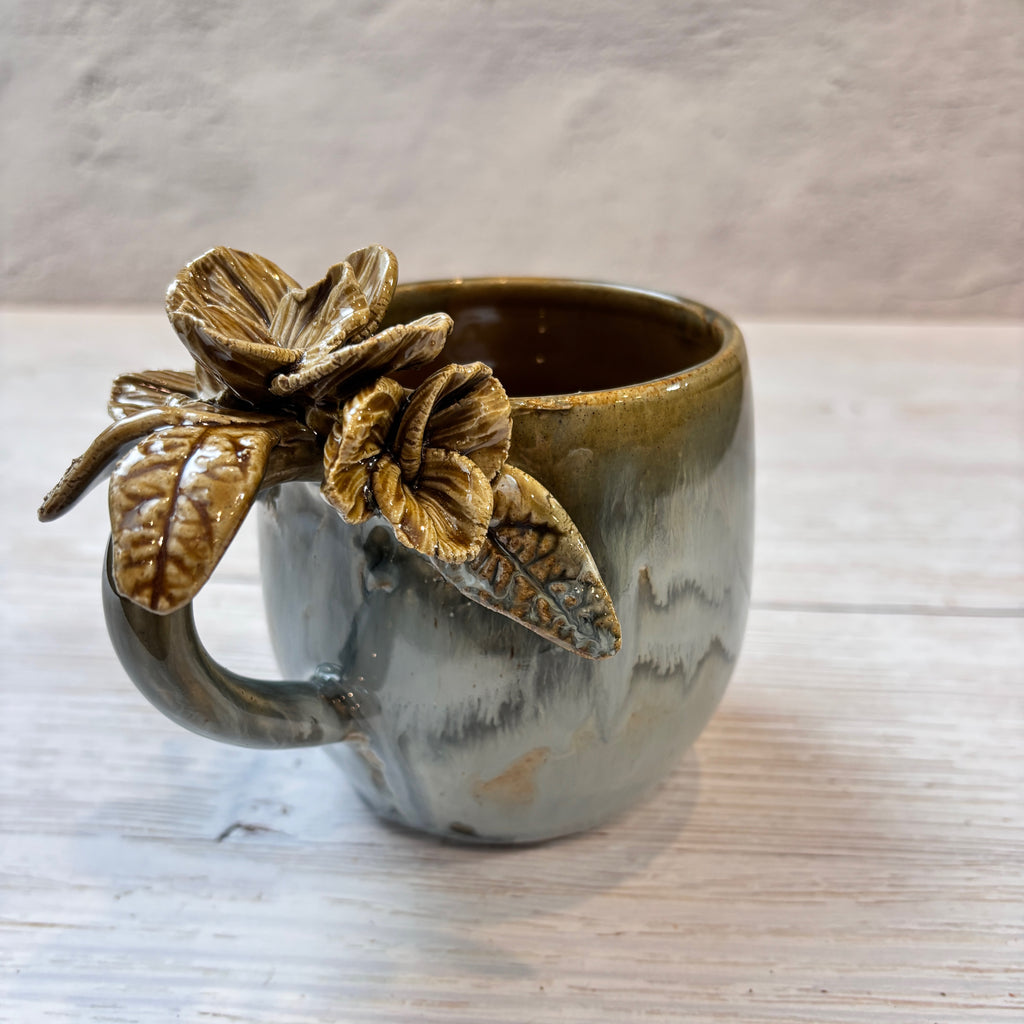 Taza de Cerámica Artesanal - Asa Decorada con rosas azul. - Hecha a Mano