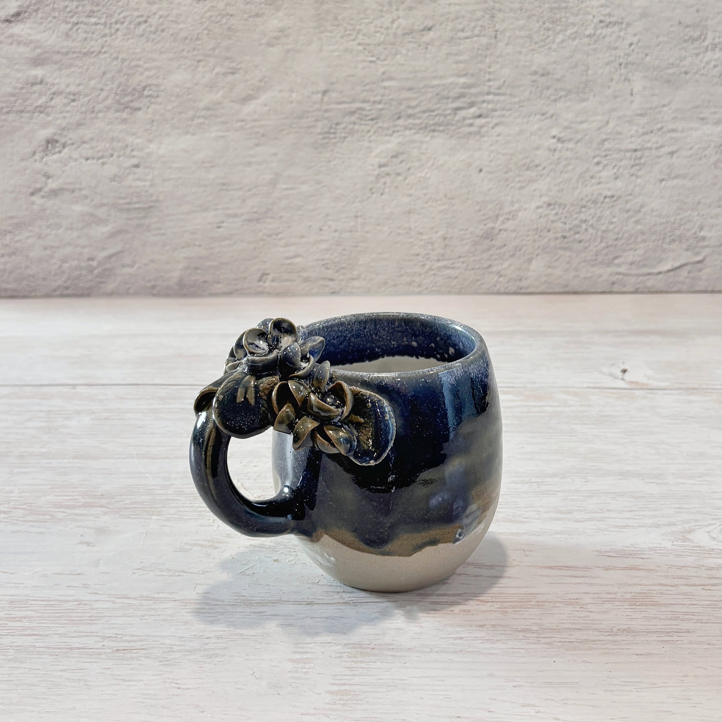 Taza de Cerámica Artesanal de 350ml con Asa Decorada con hortensias. Azul- Hecha a Mano