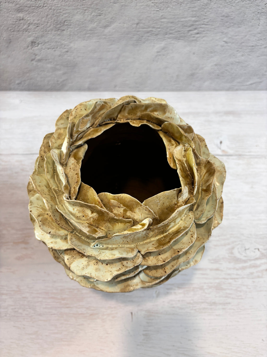 Jarrón escultórico en verdes y crema