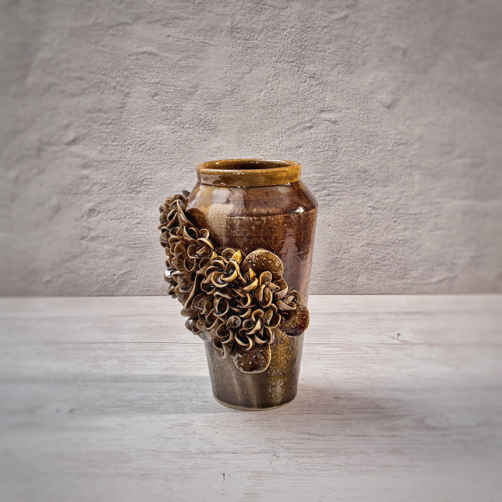 Jarrón marrón  con flores