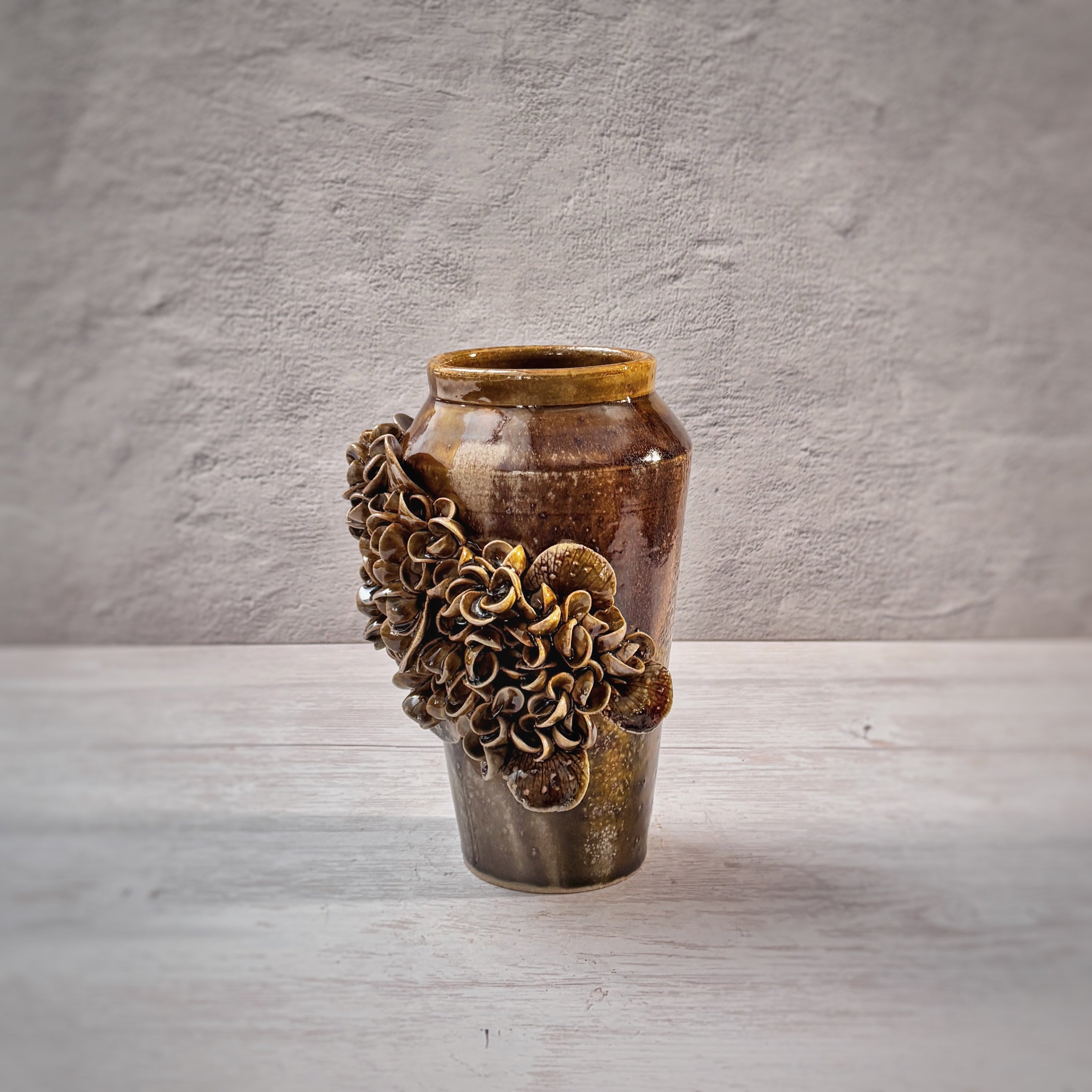 Jarrón marrón  con flores