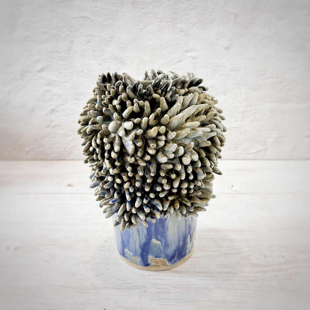 Jarrón escultórico de cerámica hecho a mano