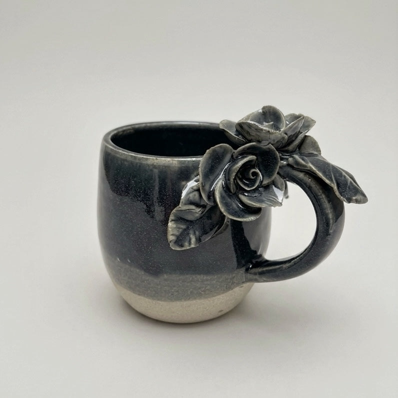 Taza de Cerámica Artesanal - Asa Decorada Rosas azul. - Hecha a Mano