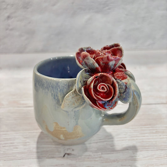 Taza de Cerámica Artesanal de 350ml con Asa Decorada con Rosas rojas en azules y arena. - Hecha a Mano