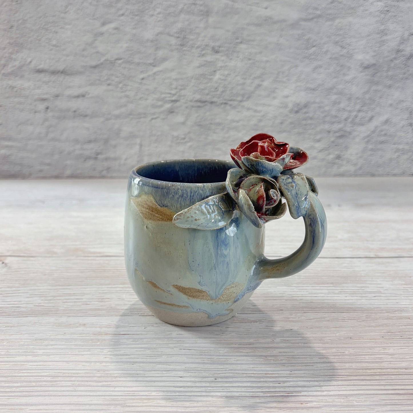 Taza de Cerámica Artesanal de 350ml con Asa Decorada con Rosas rojas. - Hecha a Mano