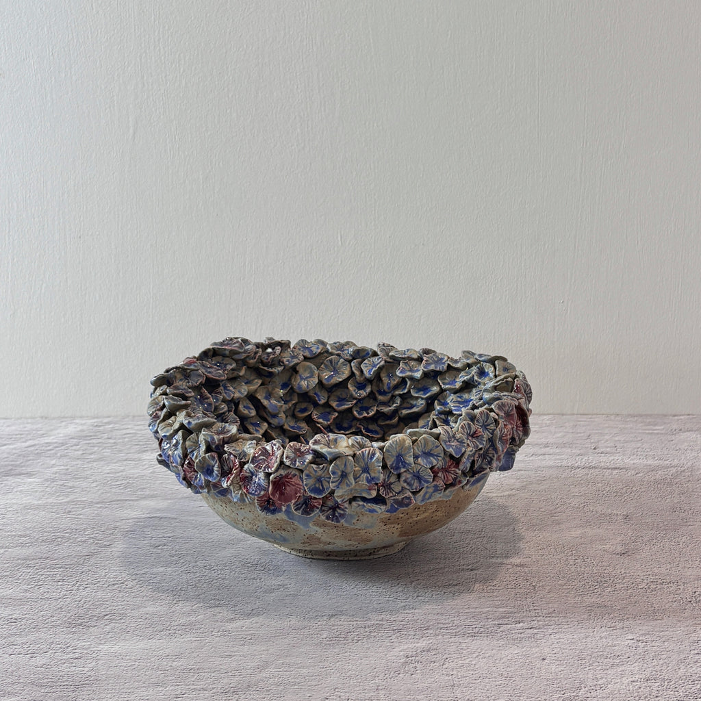 Bowl escultórico “Lirio Azul” | Cerámica hecha a mano