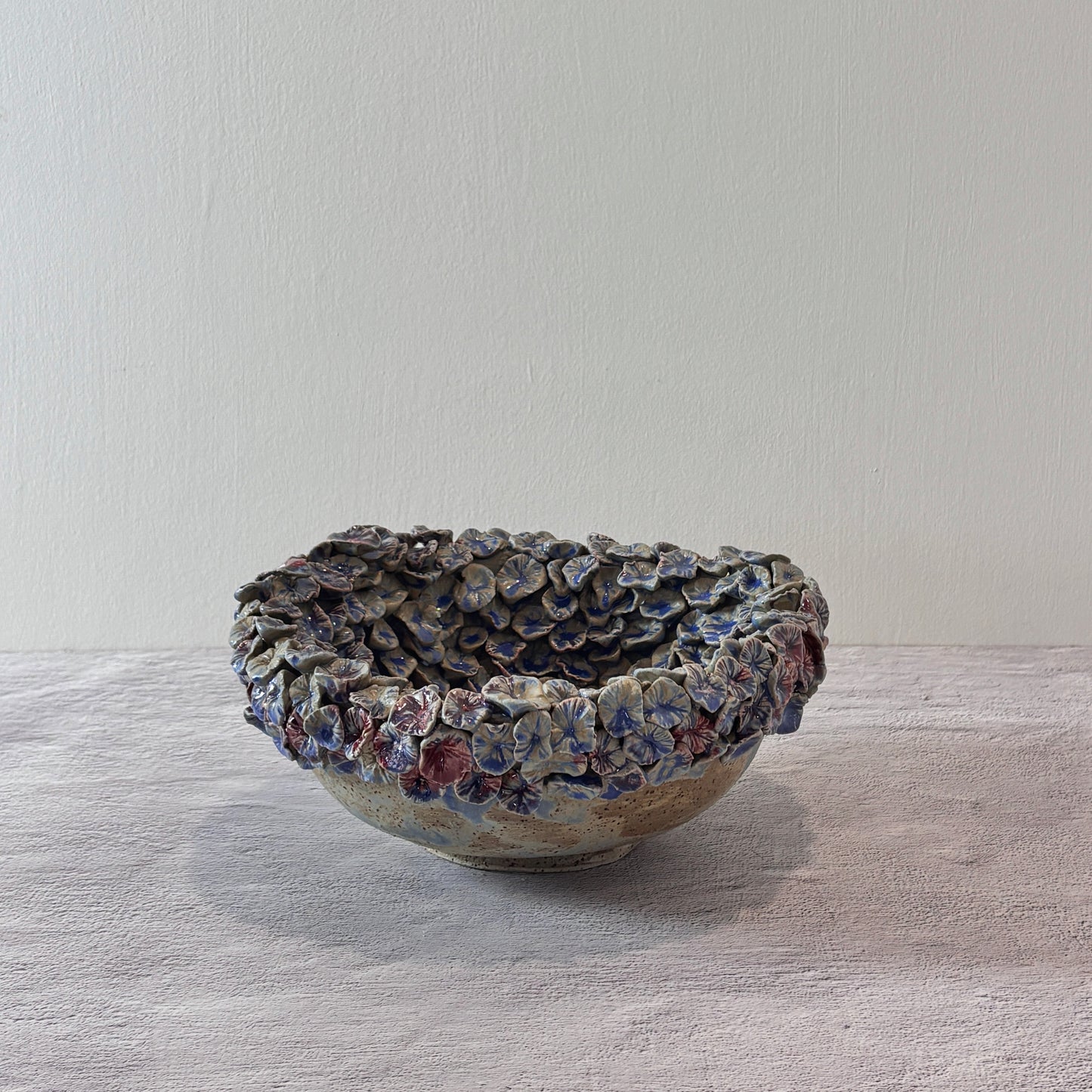 Bowl escultórico “Lirio Azul” | Cerámica hecha a mano