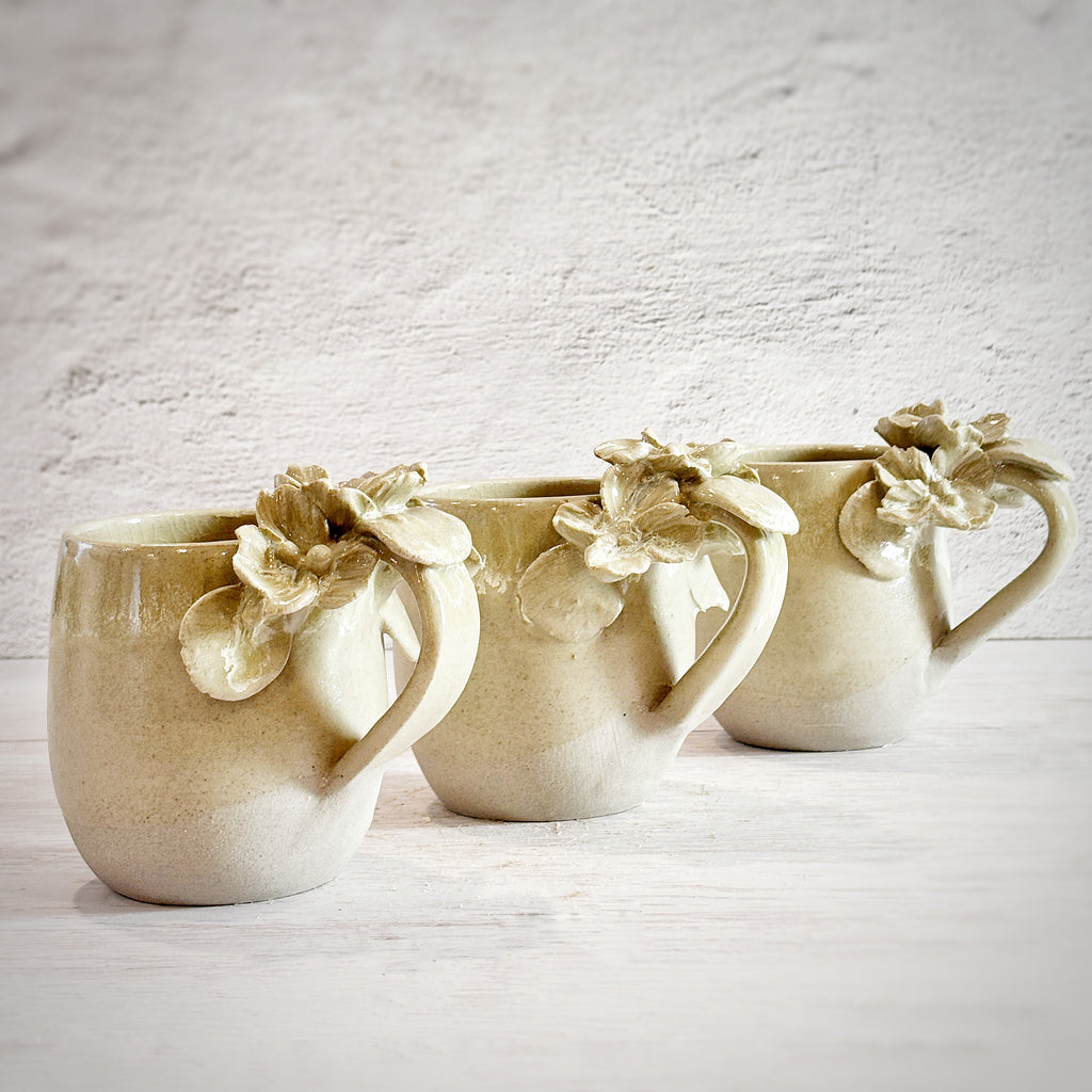 Taza de Cerámica Artesanal de 300ml con Asa Decorada con Flores. Blancas- Hecha a Mano