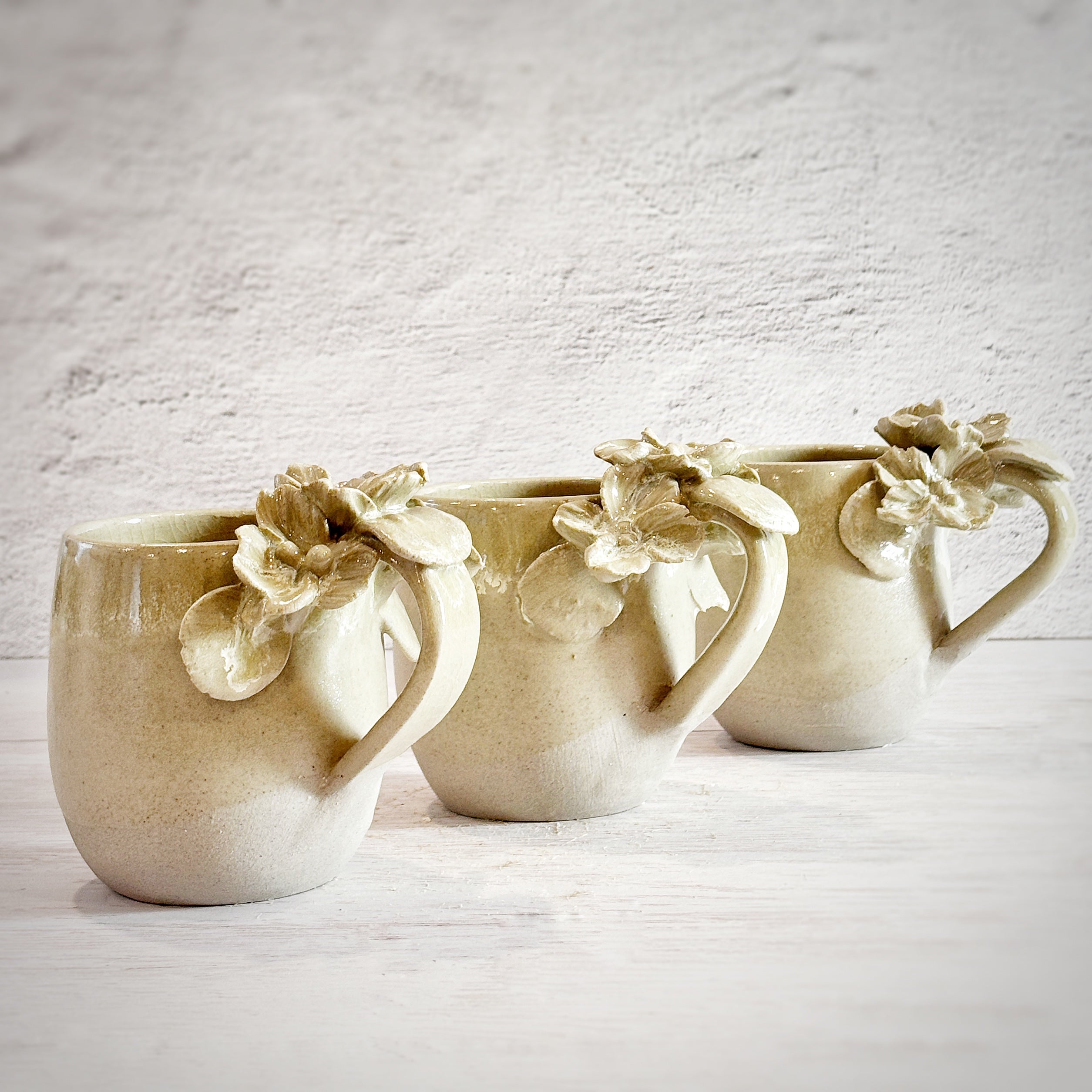 Taza de Cerámica Artesanal de 300ml con Asa Decorada con Flores. Blancas- Hecha a Mano