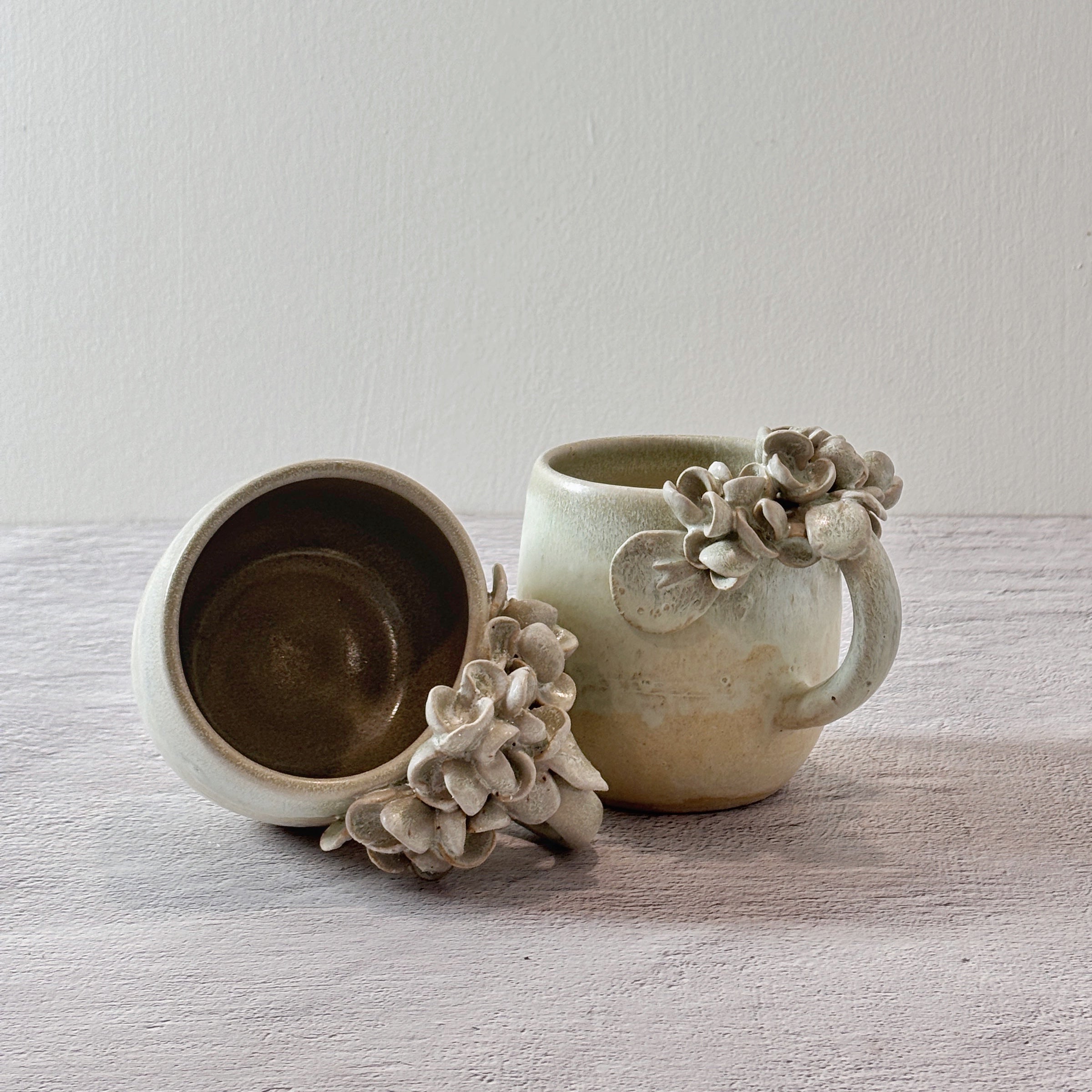 Taza de Cerámica Artesanal - Asa Decorada hortensia verde. - Hecha a Mano