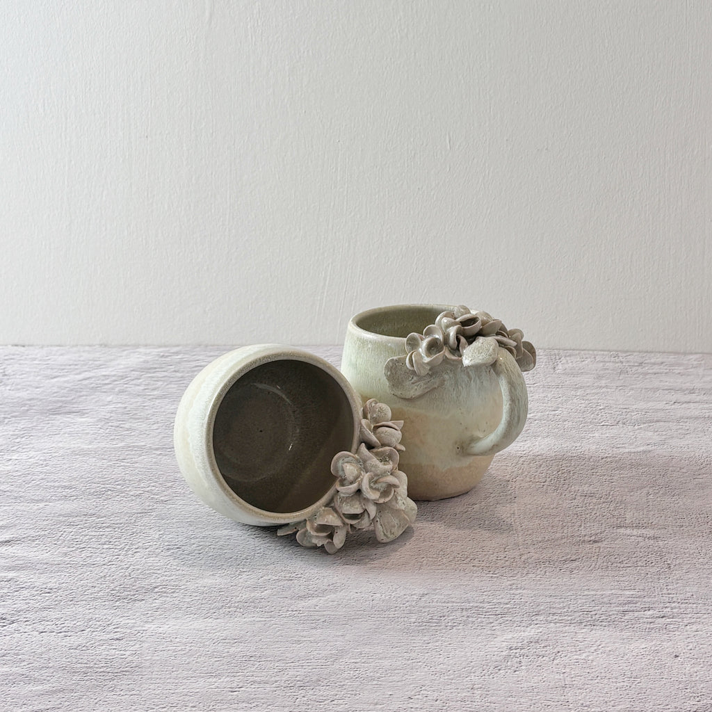 Taza de Cerámica Artesanal - Asa Decorada Hortensia verde agua. - Hecha a Mano