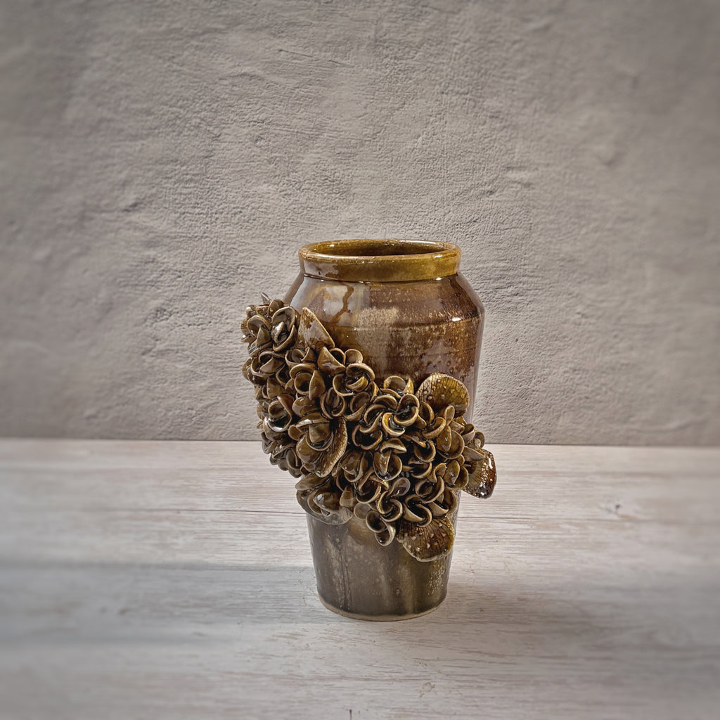 Jarrón marrón  con flores