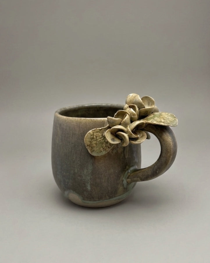 Taza de Cerámica - Asa Decorada hortensia verde.