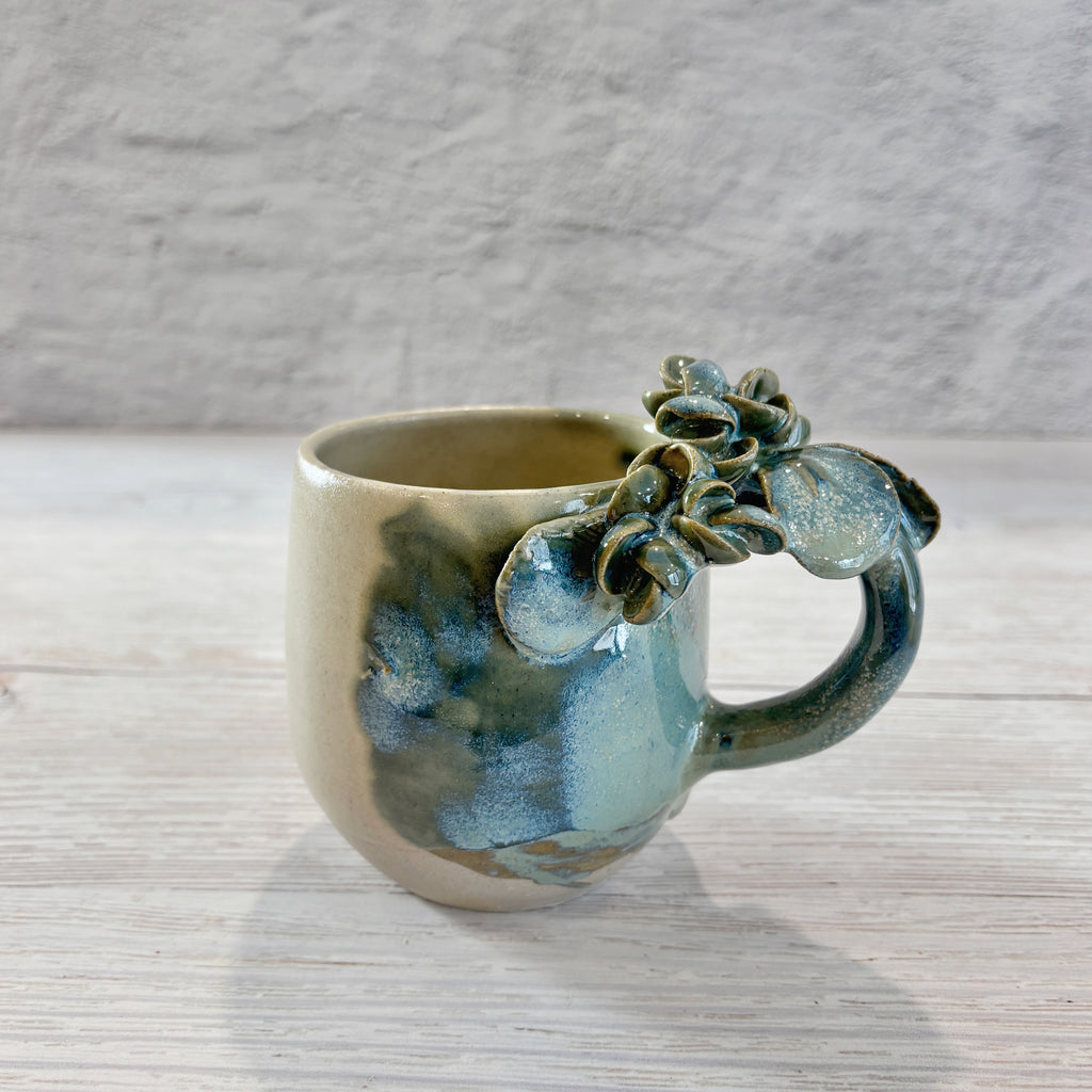 Taza de Cerámica Artesanal de 350ml con Asa Decorada con hortensias verdes. - Hecha a Mano