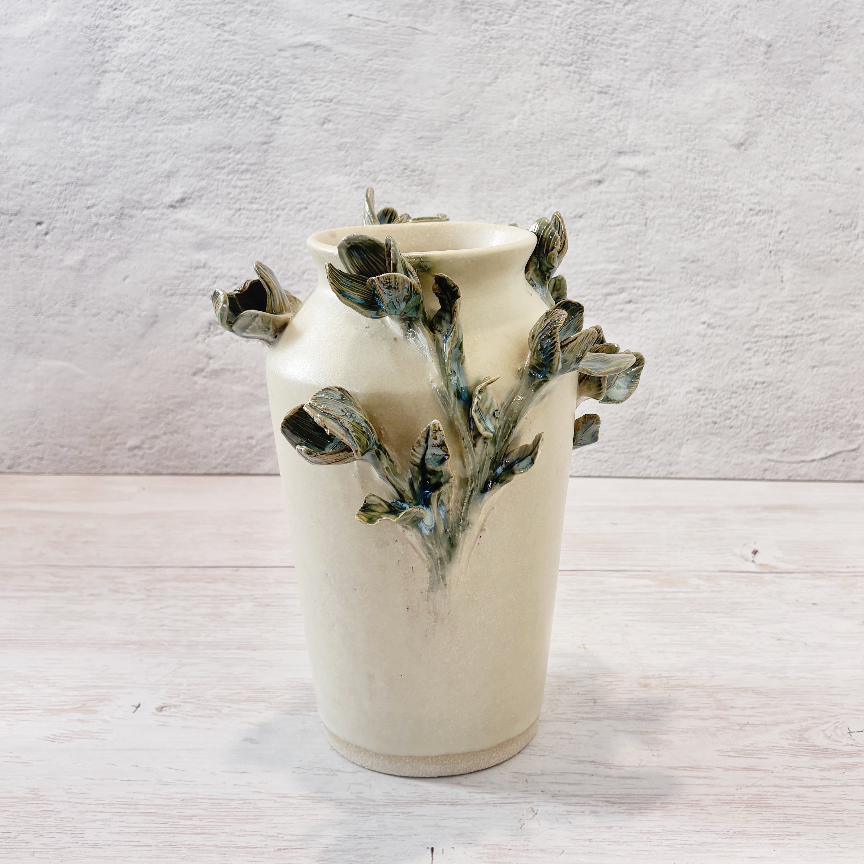 Jarrón blanco con flores Lirios