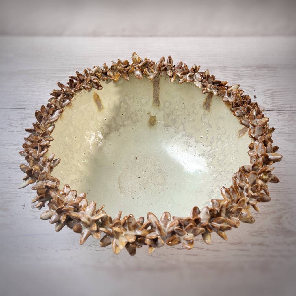 Bowl de Ceramica Artesanal con Detalles en Relieve - verde y arena - Hecho a Mano