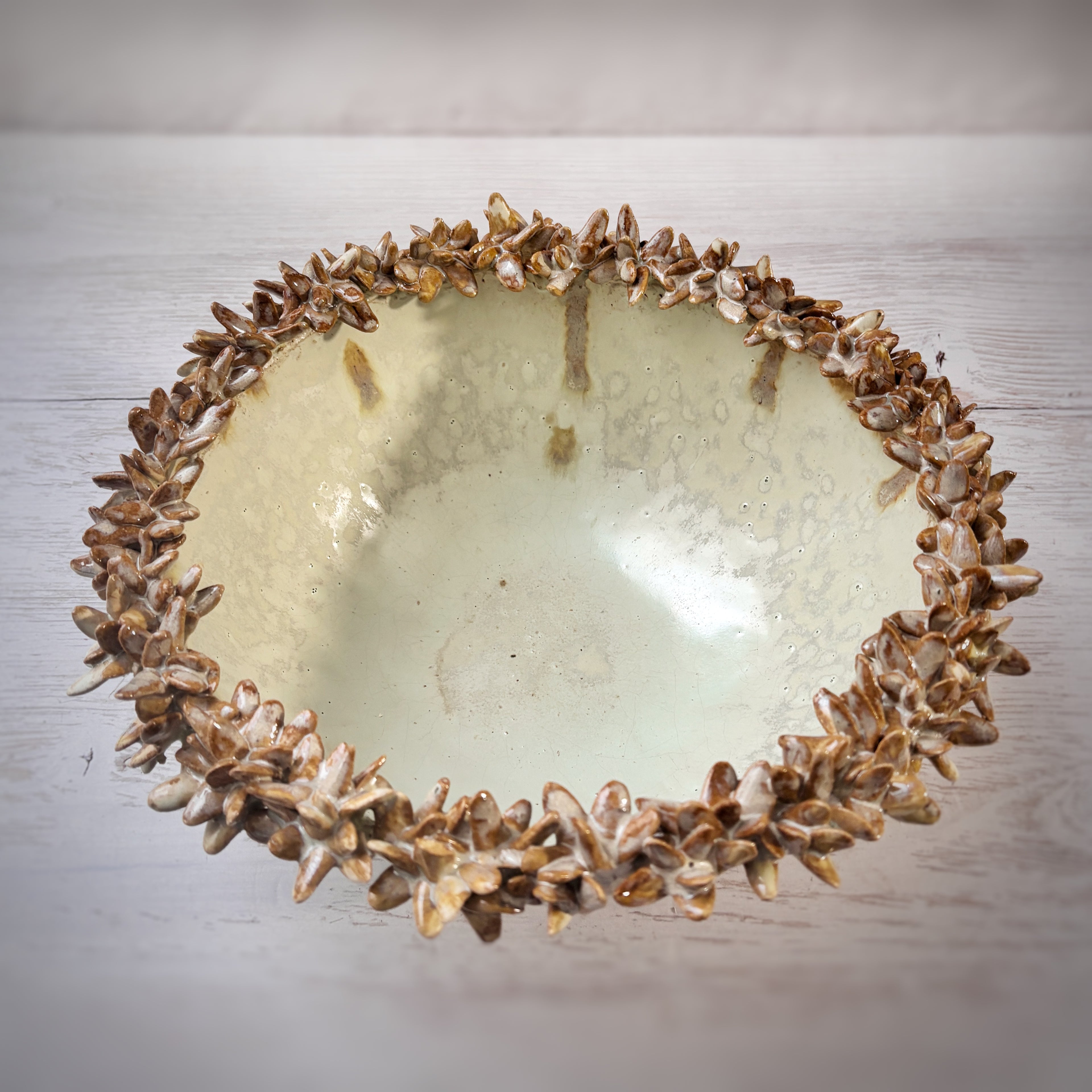 Bowl de Ceramica Artesanal con Detalles en Relieve - verde y arena - Hecho a Mano