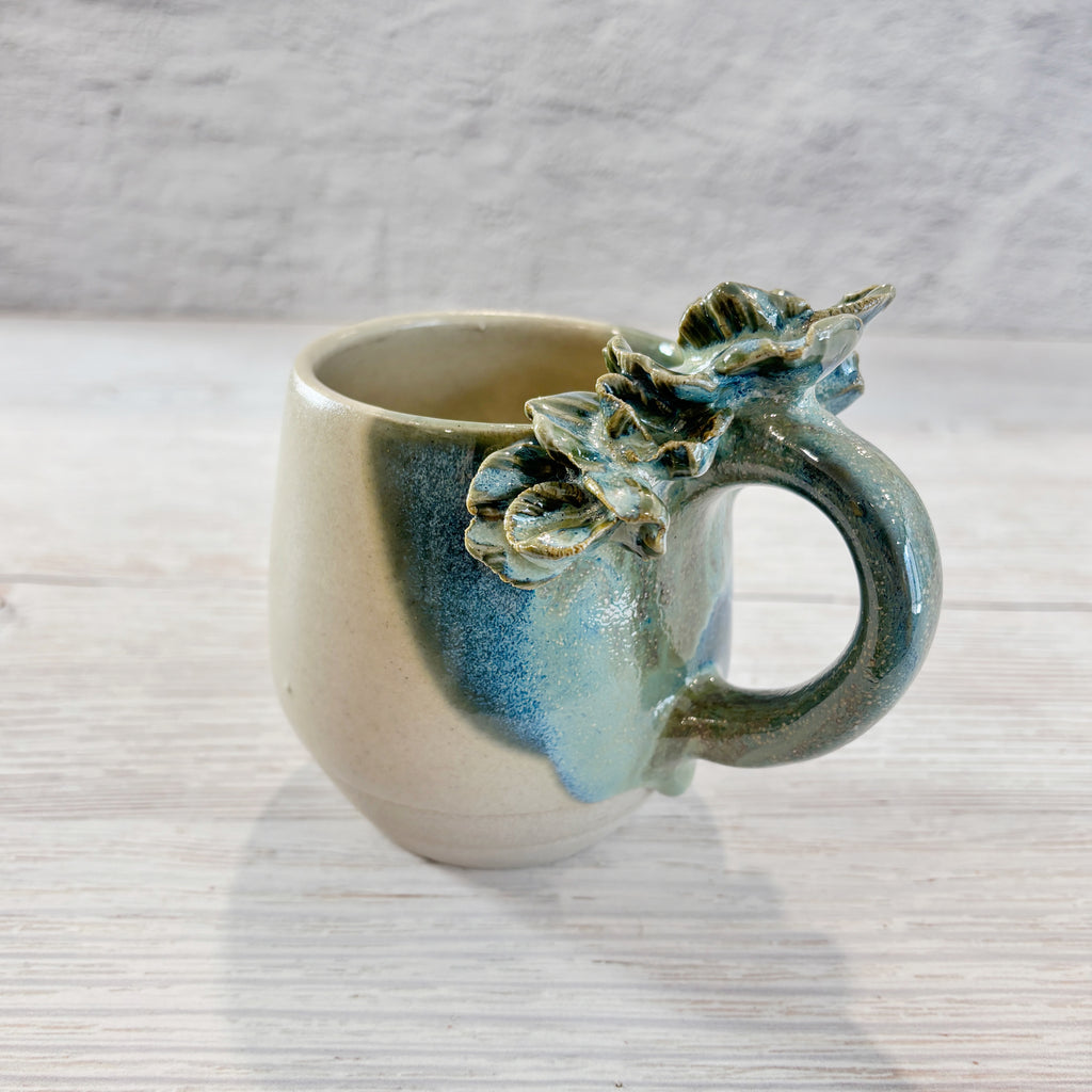 Taza de Cerámica Artesanal de 350ml con Asa Decorada con flores verdes. - Hecha a Mano