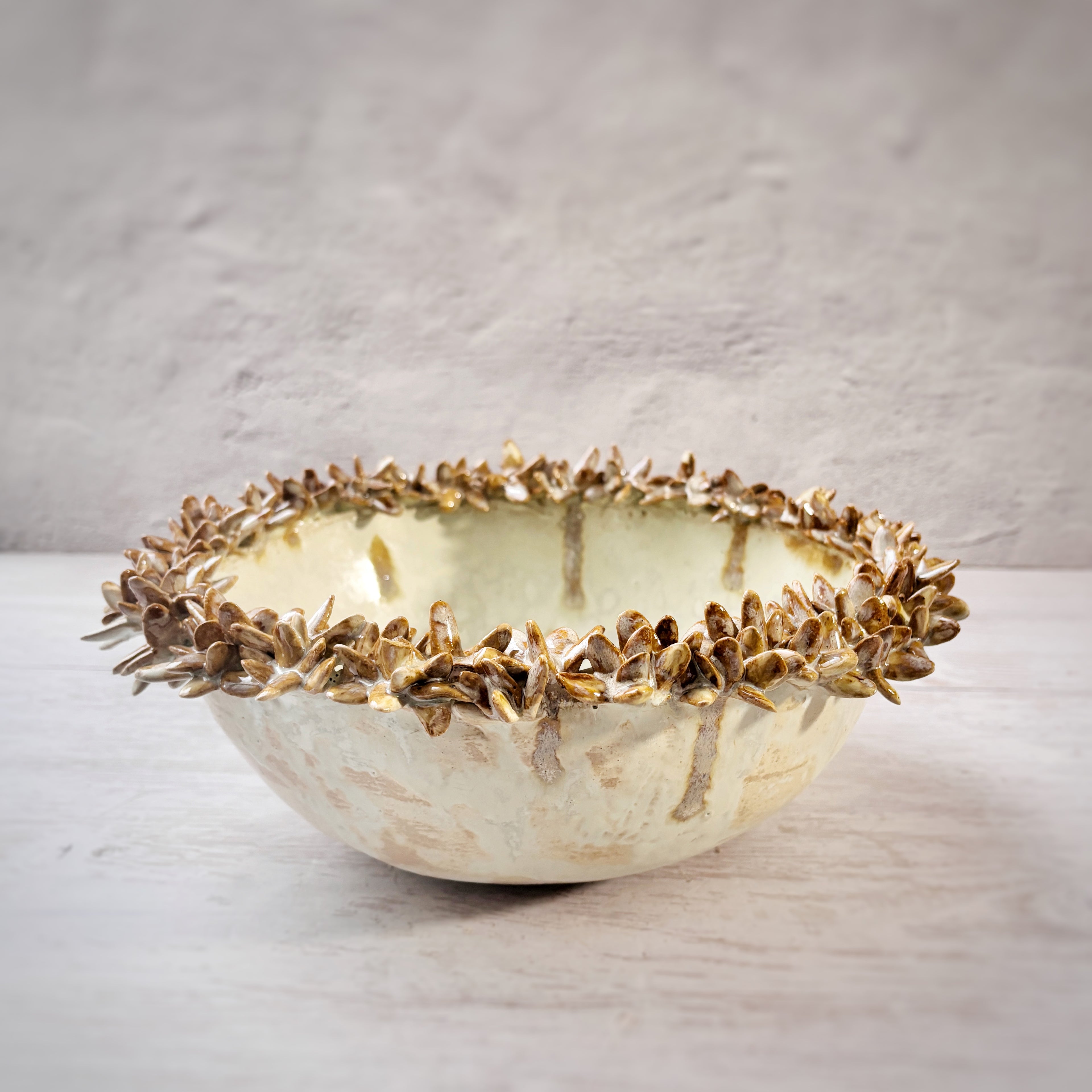 Bowl de Ceramica Artesanal con Detalles en Relieve - verde y arena - Hecho a Mano