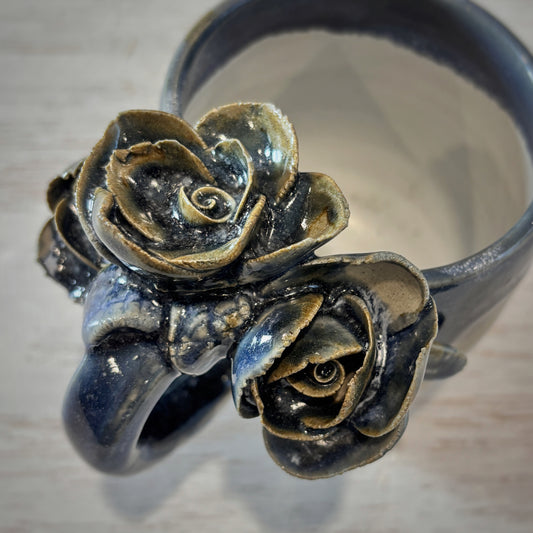 Taza de Cerámica Artesanal de 350ml con Asa Decorada con Rosas . Azul- Hecha a Mano