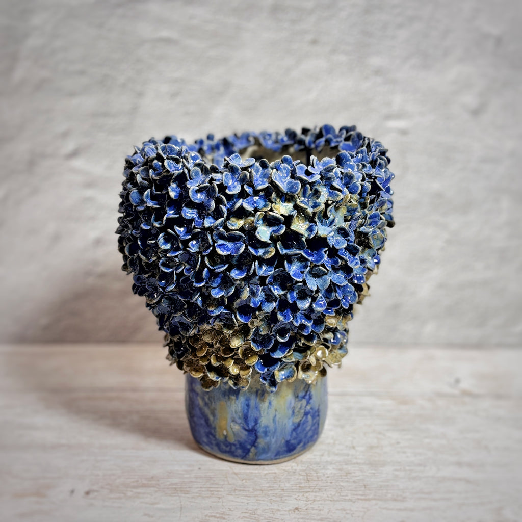 Vasija escultórica de Cerámica esmaltada en azules.