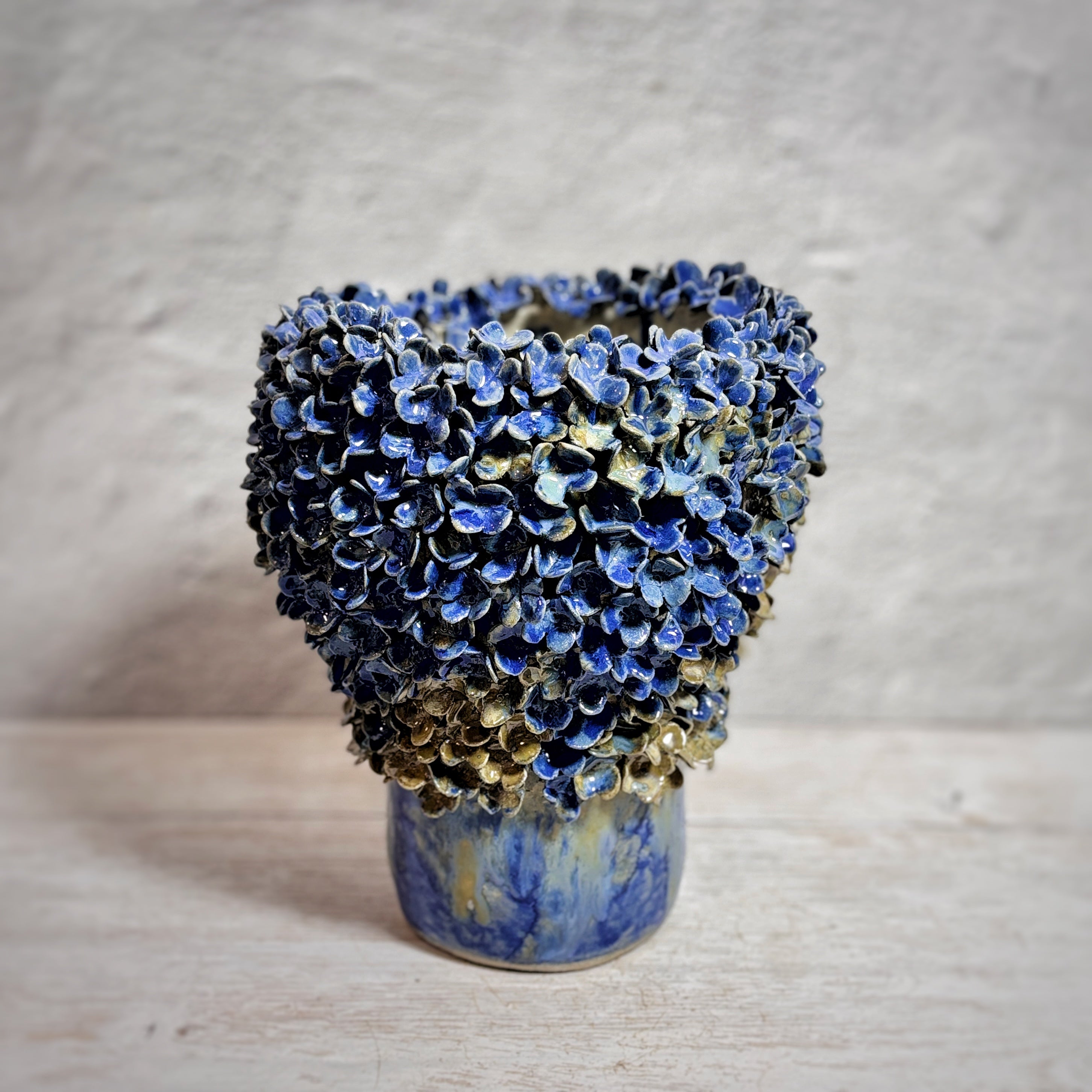 Vasija escultórica de Cerámica esmaltada en azules.