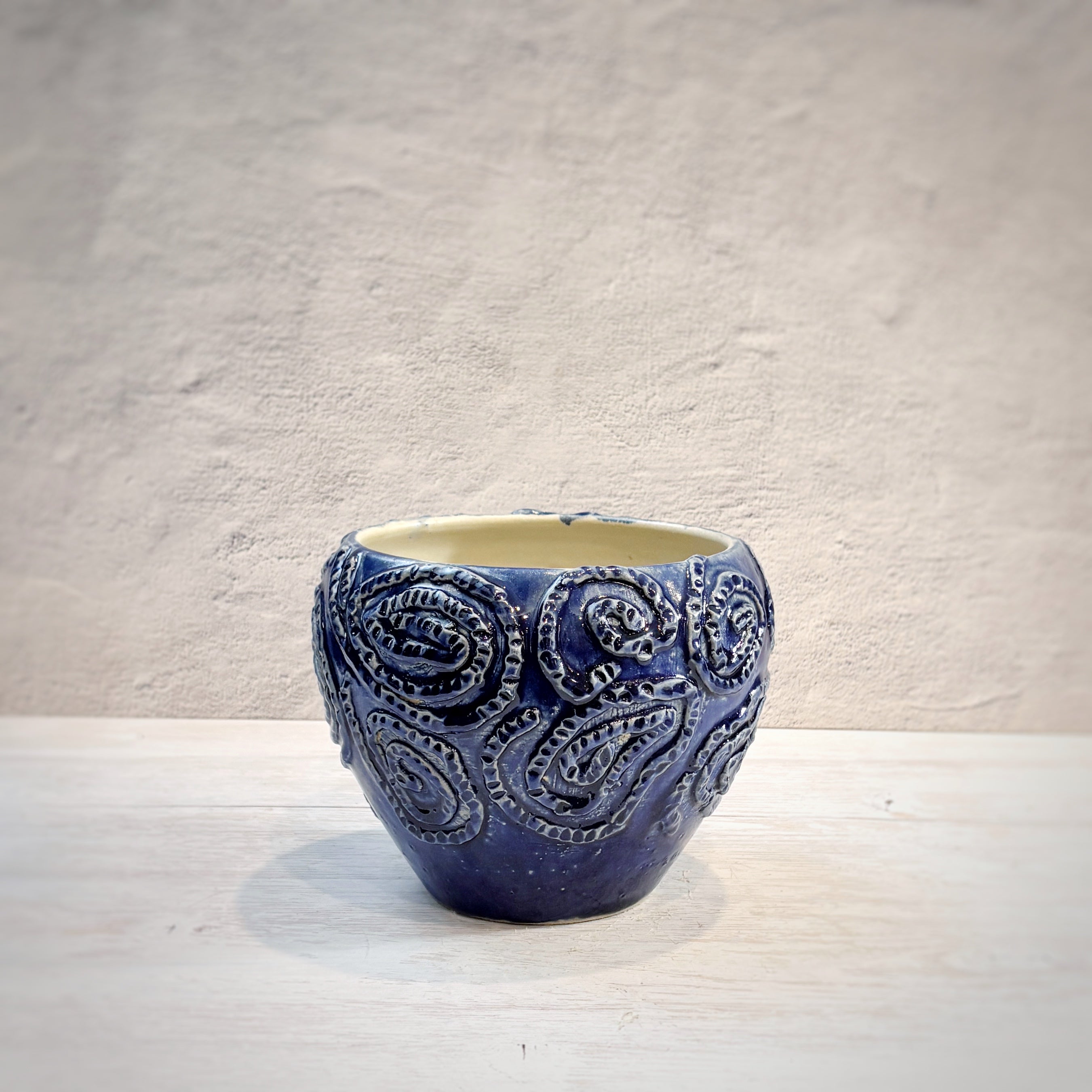 Jarrón bajo bordado azul