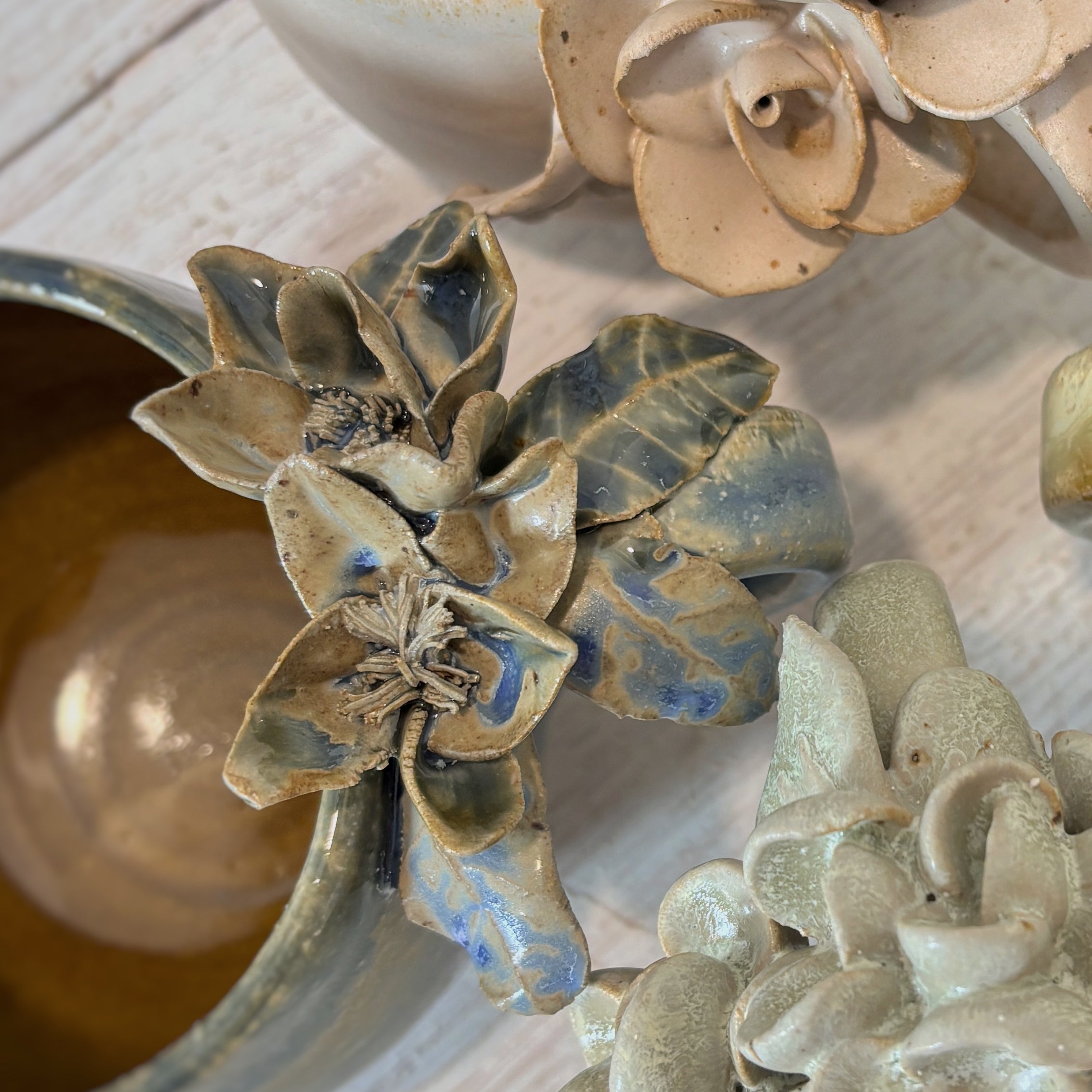 Taza de Cerámica Artesanal - Asa Decorada Flores azul y arena. - Hecha a Mano