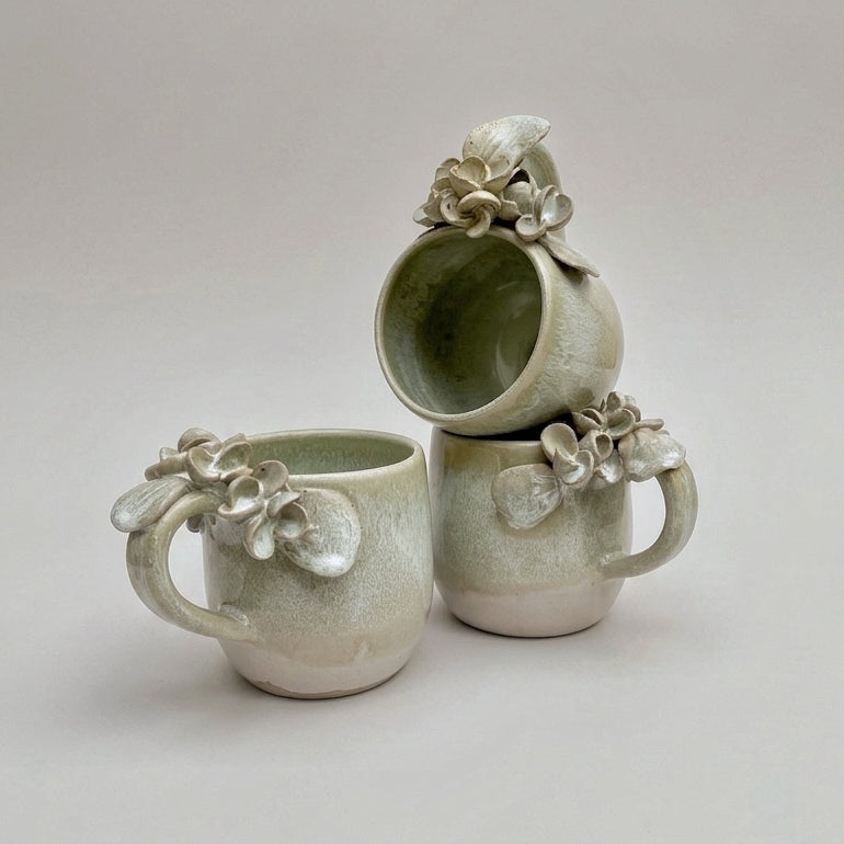 Taza de Cerámica Artesanal - Asa Decorada Hortensia verde agua. - Hecha a Mano