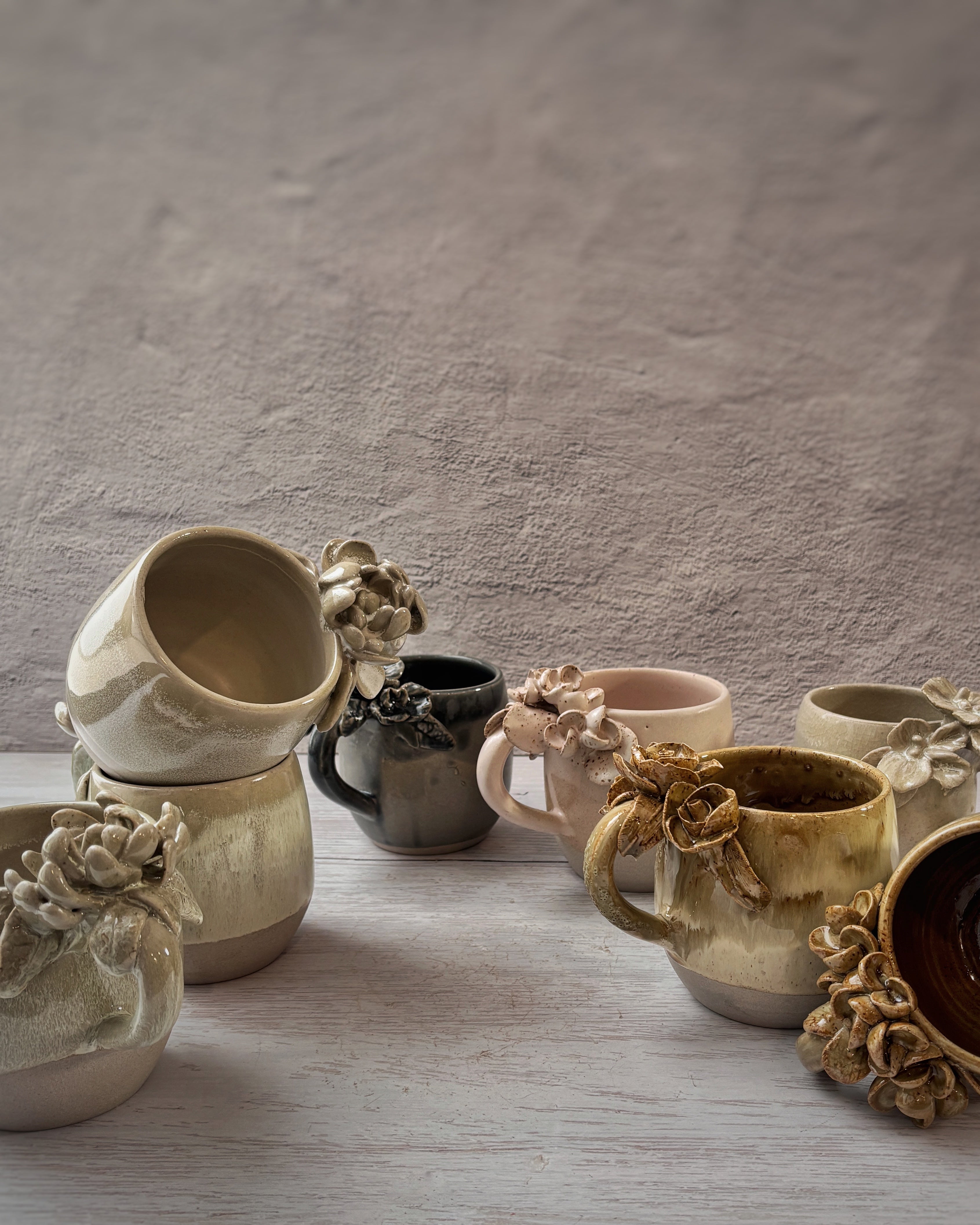 Taza de Cerámica Artesanal de 350ml con Asa Decorada con hortensias Rosadas. - Hecha a Mano