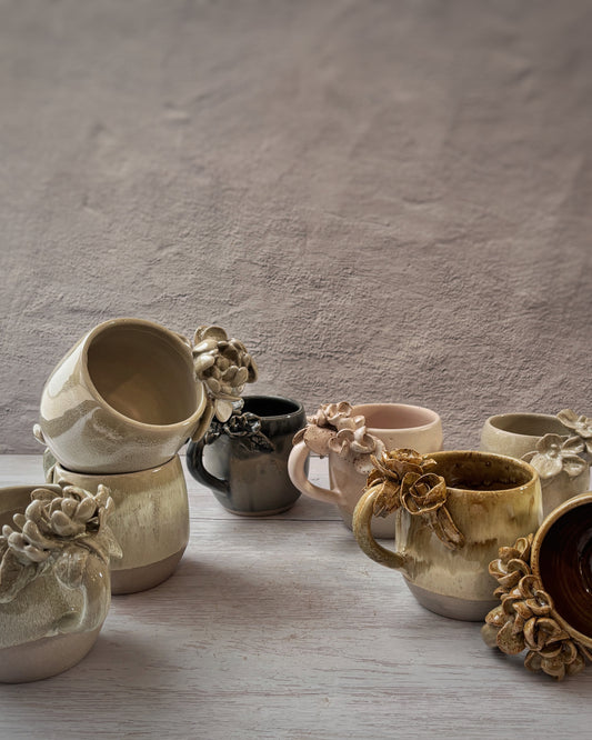 Taza de Cerámica Artesanal de 350ml con Asa Decorada con hortensias Rosadas. - Hecha a Mano