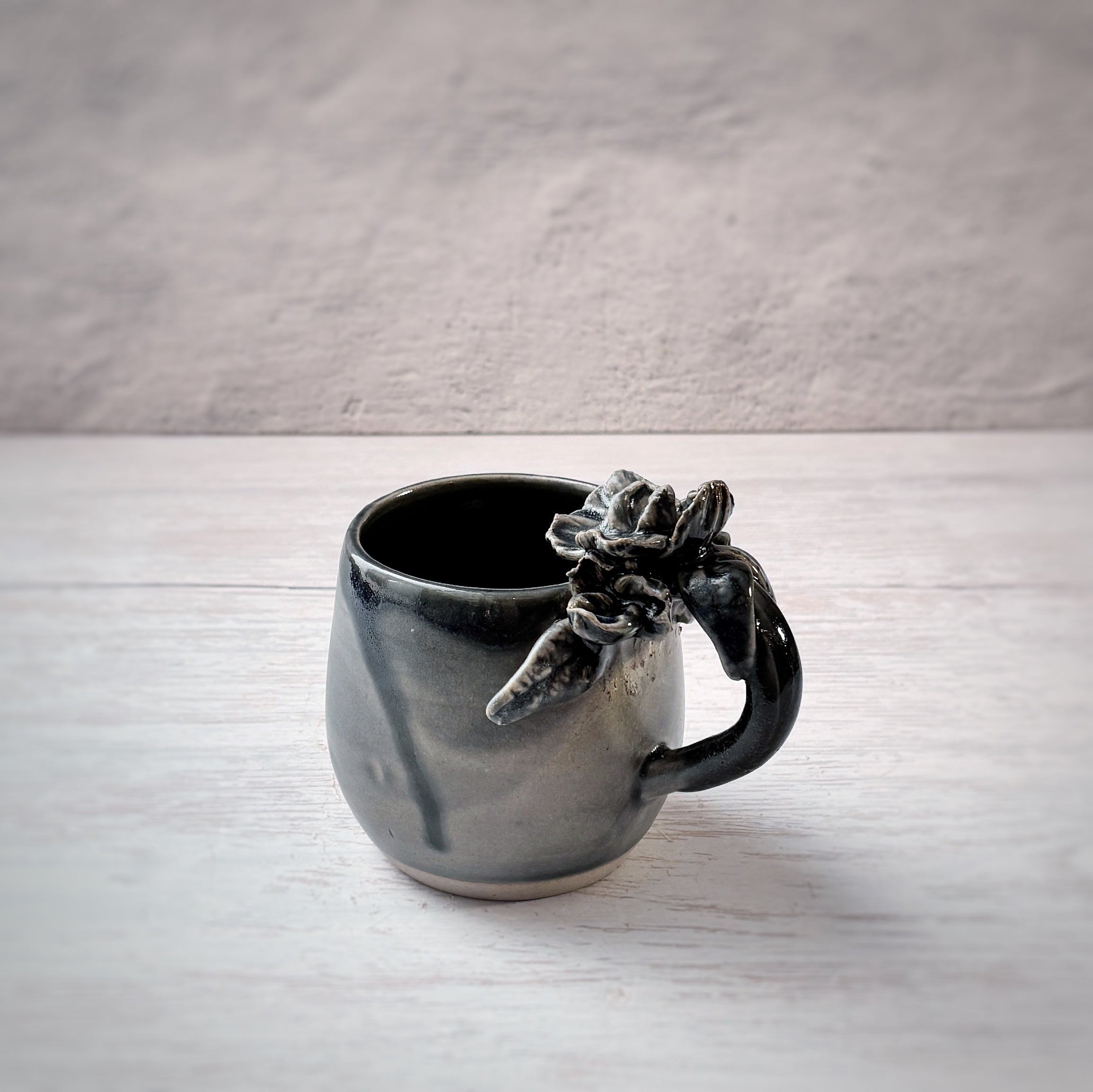 Taza de Cerámica Artesanal de 350ml con Asa Decorada con flores azul noche. - Hecha a Mano