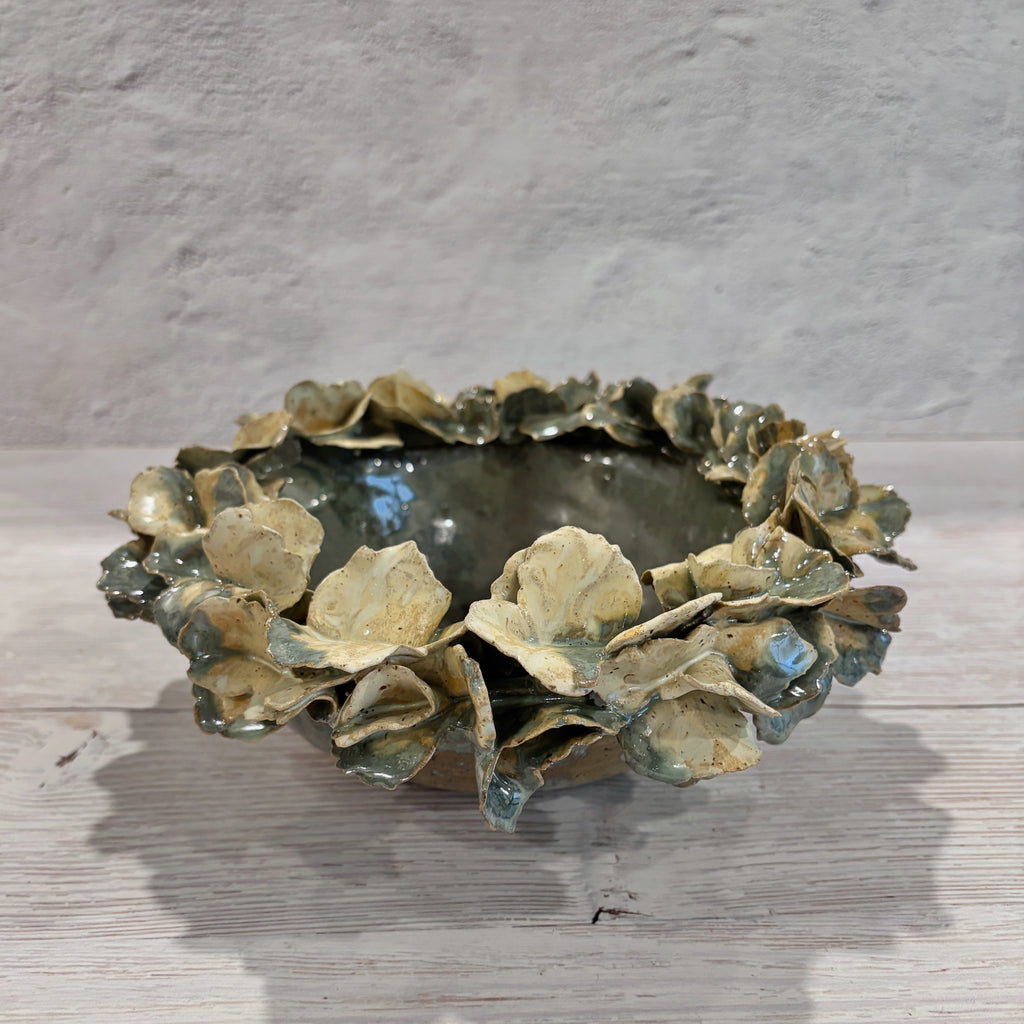 Bowl orgánico con bordes de hojas - en verdes y arena