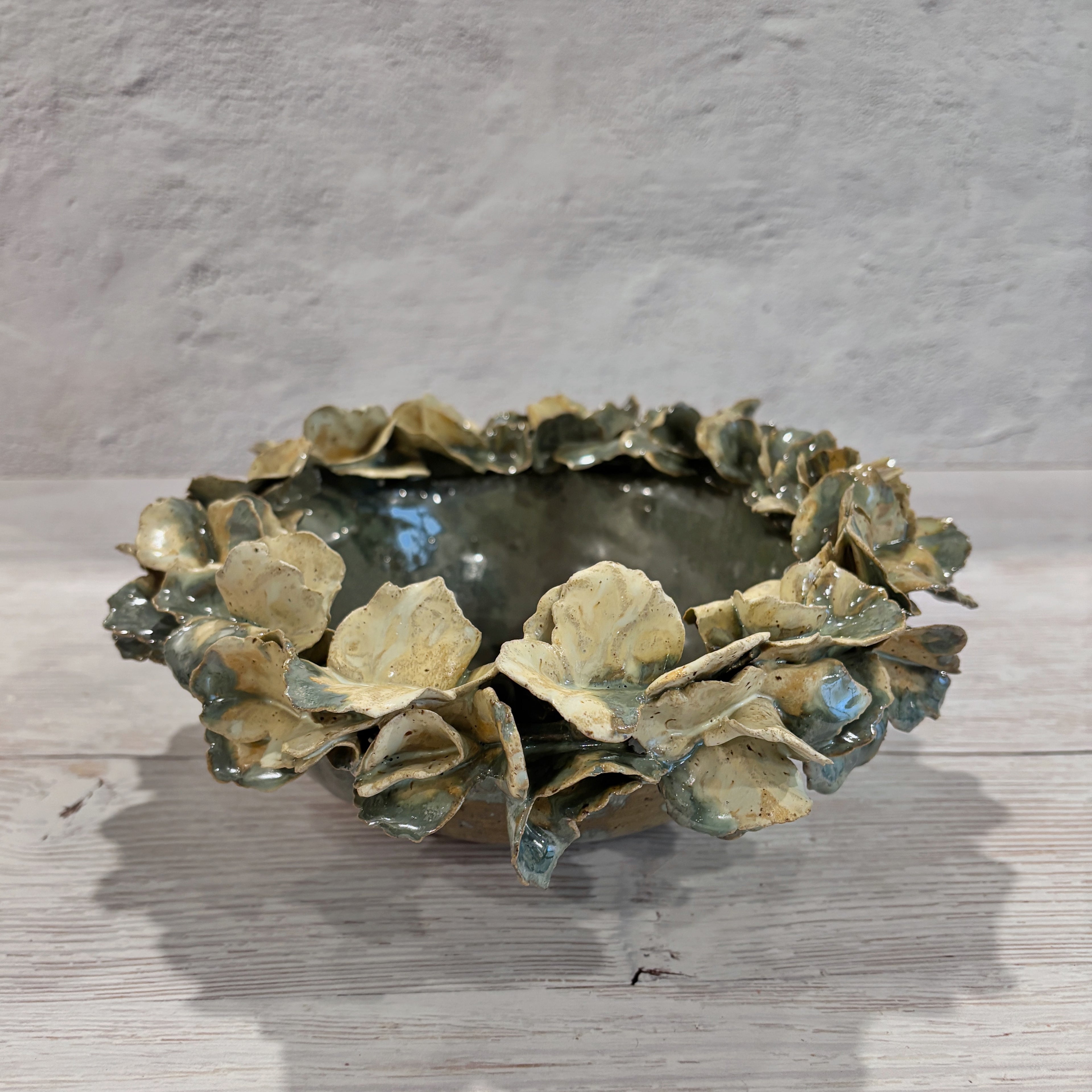 Bowl orgánico con bordes de hojas - en verdes y arena