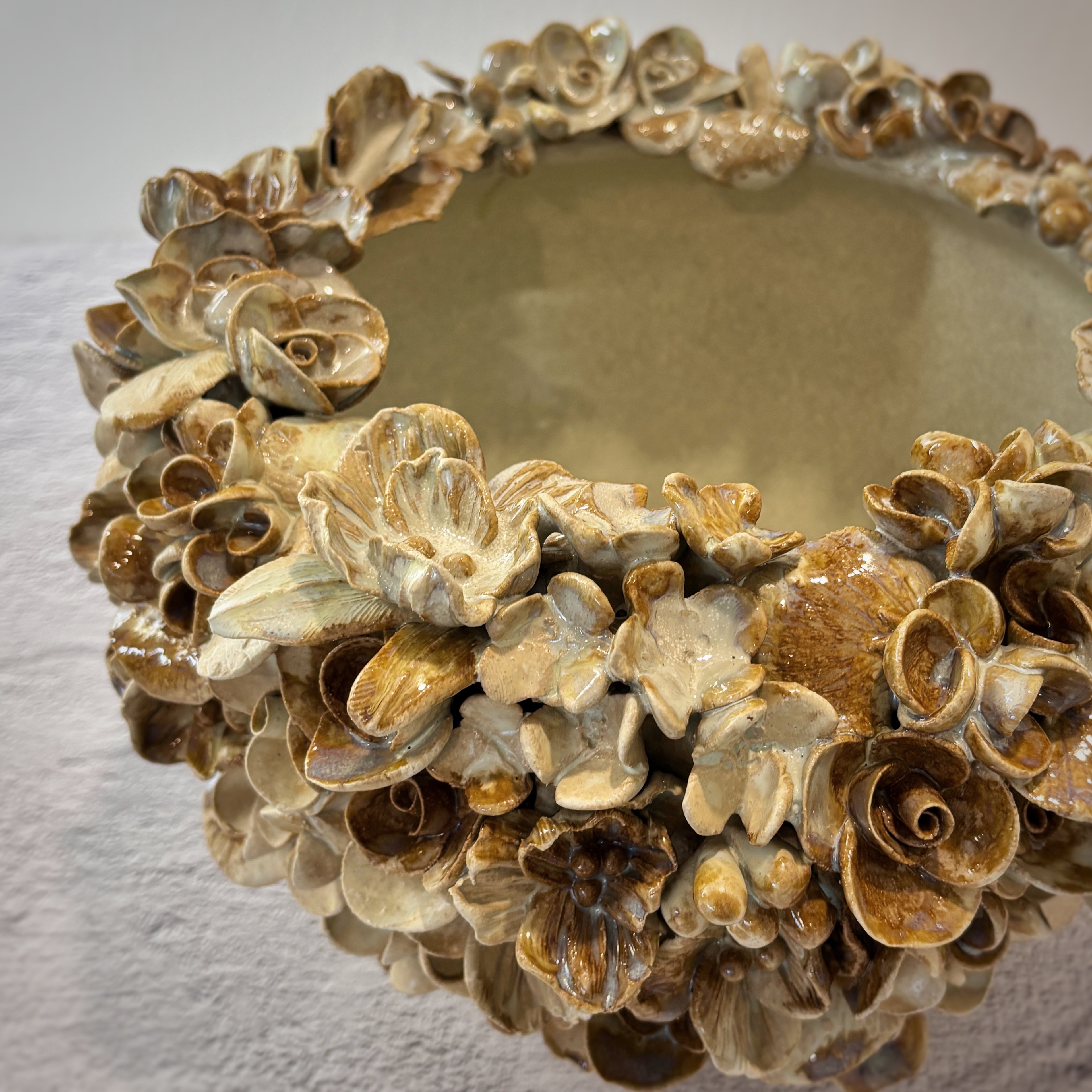 Jarrón ovalado con flores