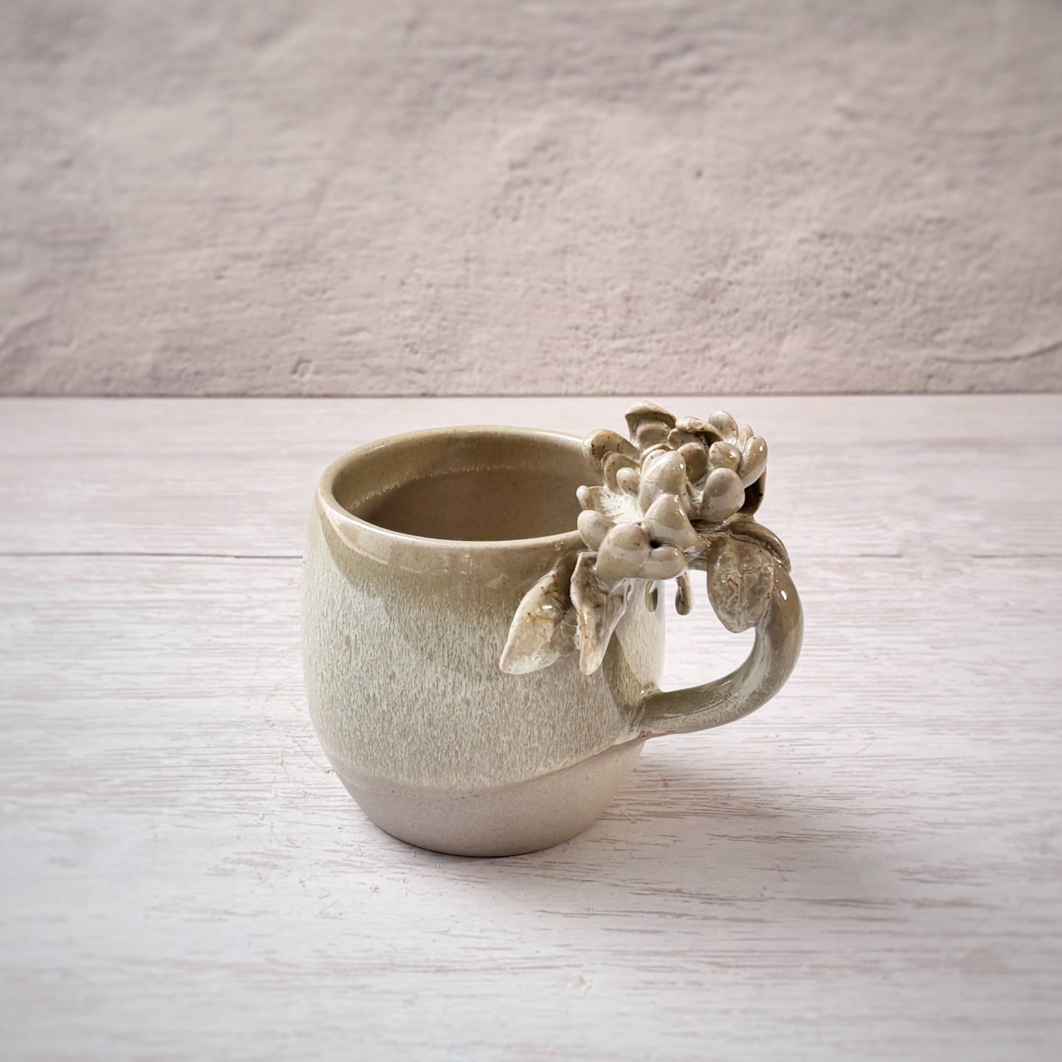 Taza de Cerámica Artesanal de 350ml con Asa Decorada con Peonias verde agua. - Hecha a Mano