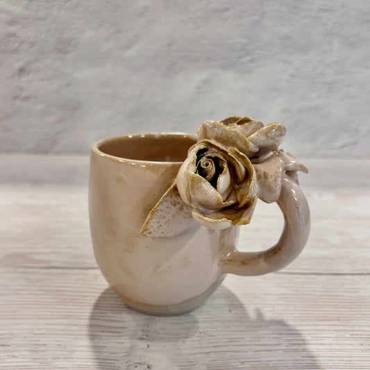 Taza de Cerámica Artesanal de 350ml con Asa Decorada con Rosas . - Hecha a Mano