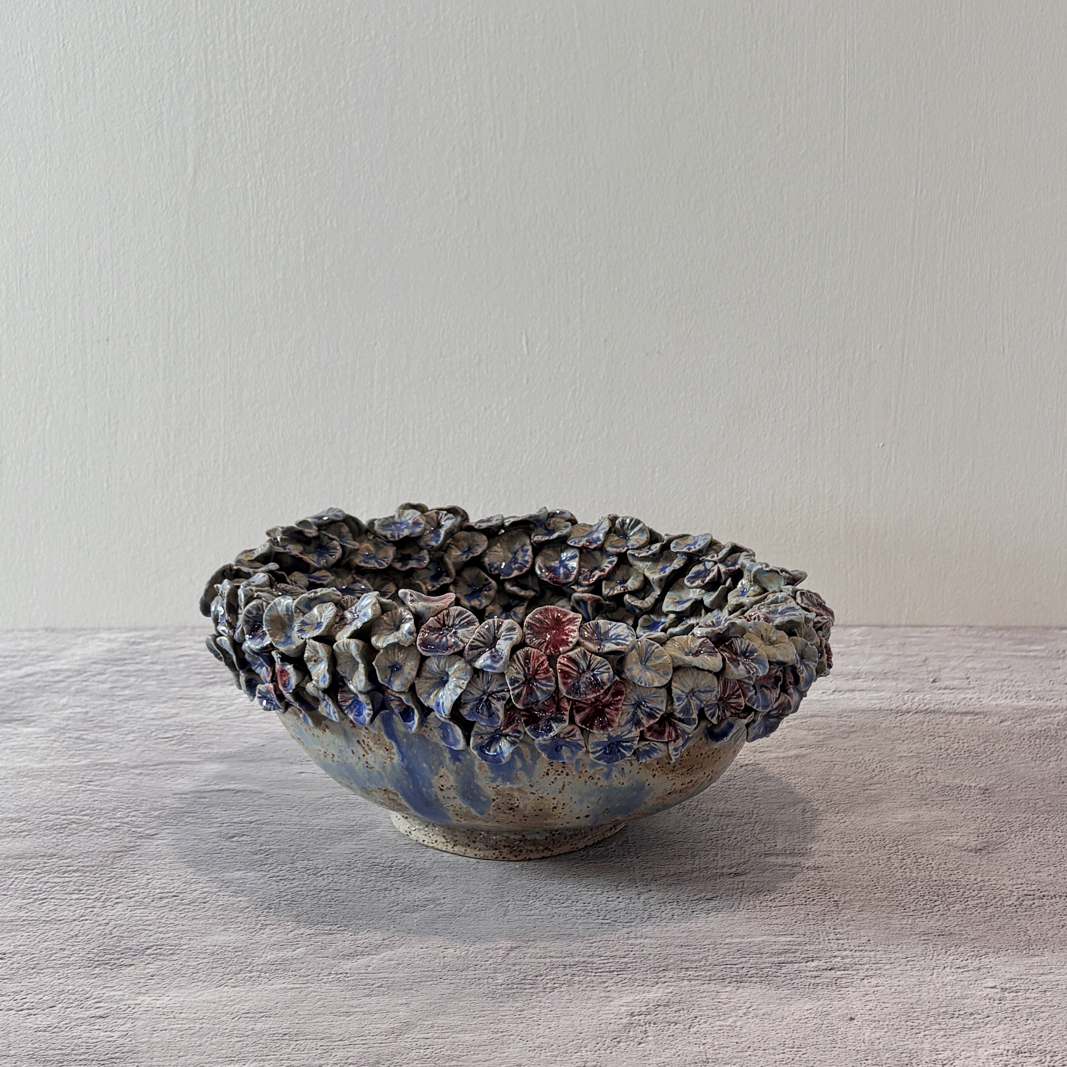 Bowl escultórico “Lirio Azul” | Cerámica hecha a mano