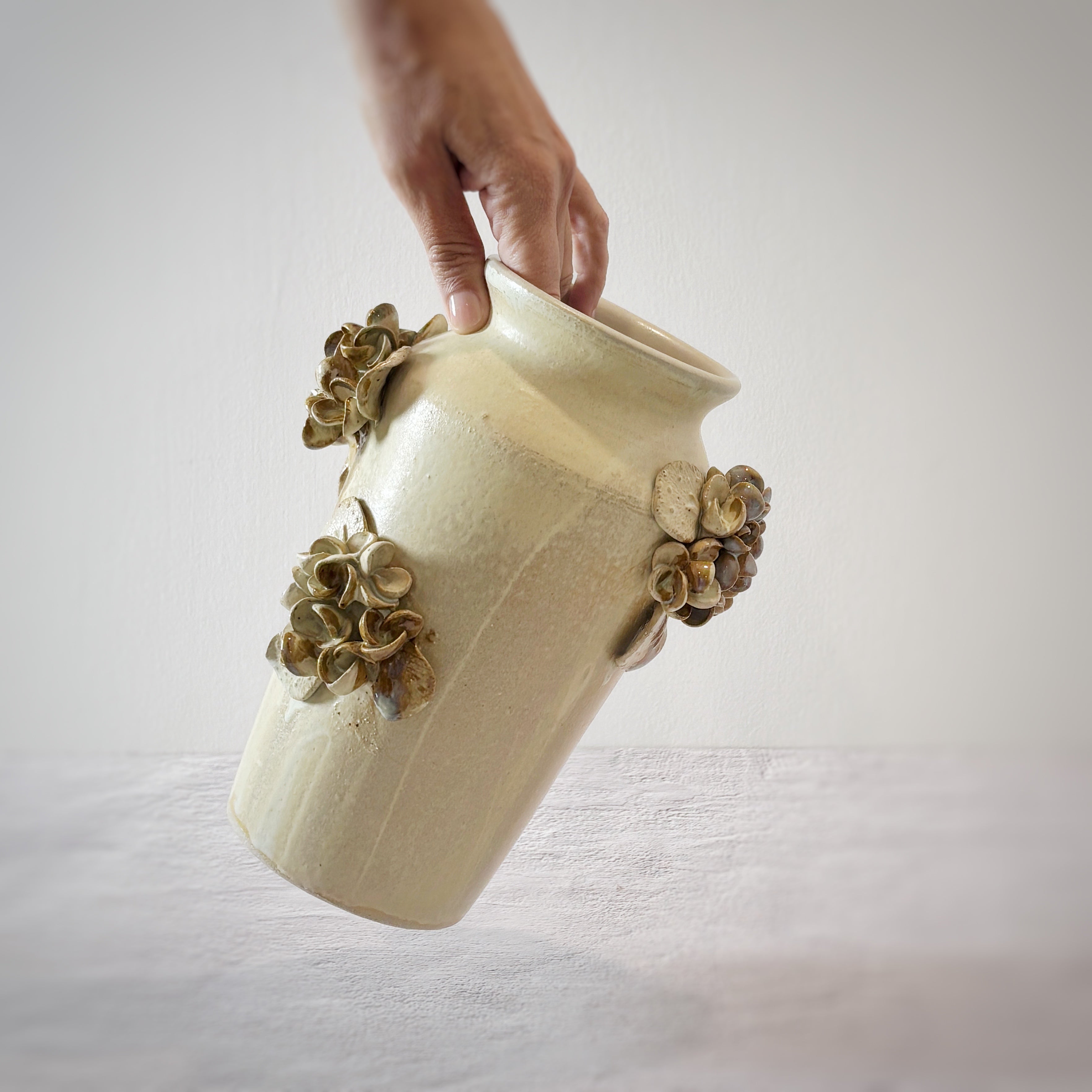 Jarrón arena  con hortensias