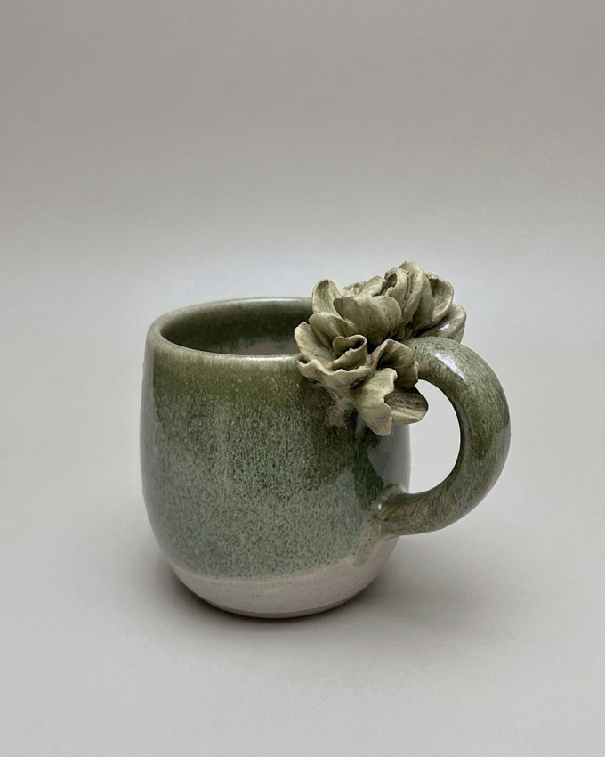 Taza de Cerámica Artesanal - Asa Decorada flor verde.