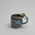 Taza de Cerámica Artesanal - Asa Decorada Flores azul y arena. - Hecha a Mano